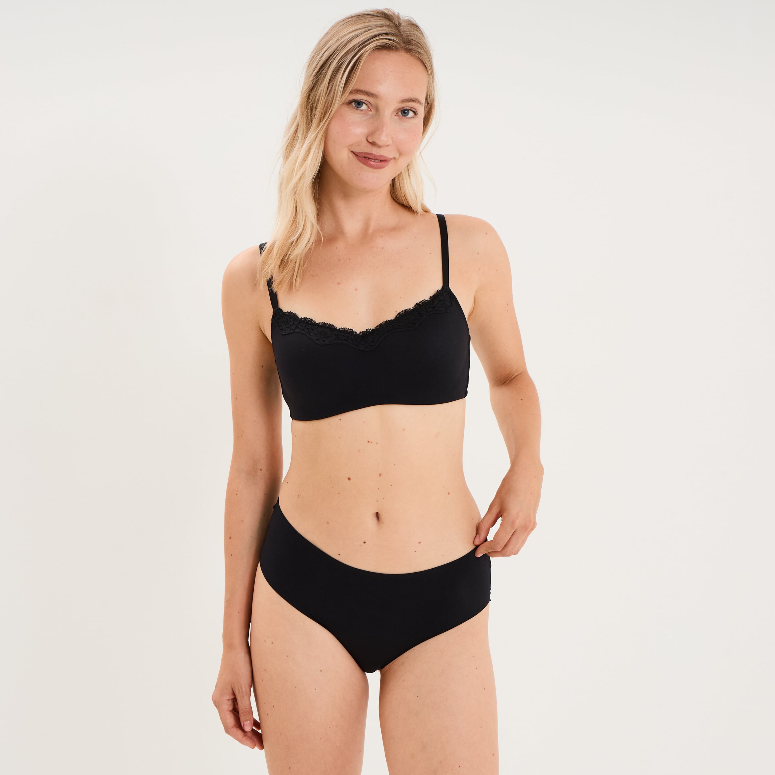 Soutien-gorge bandeau bretelles fines noir femme