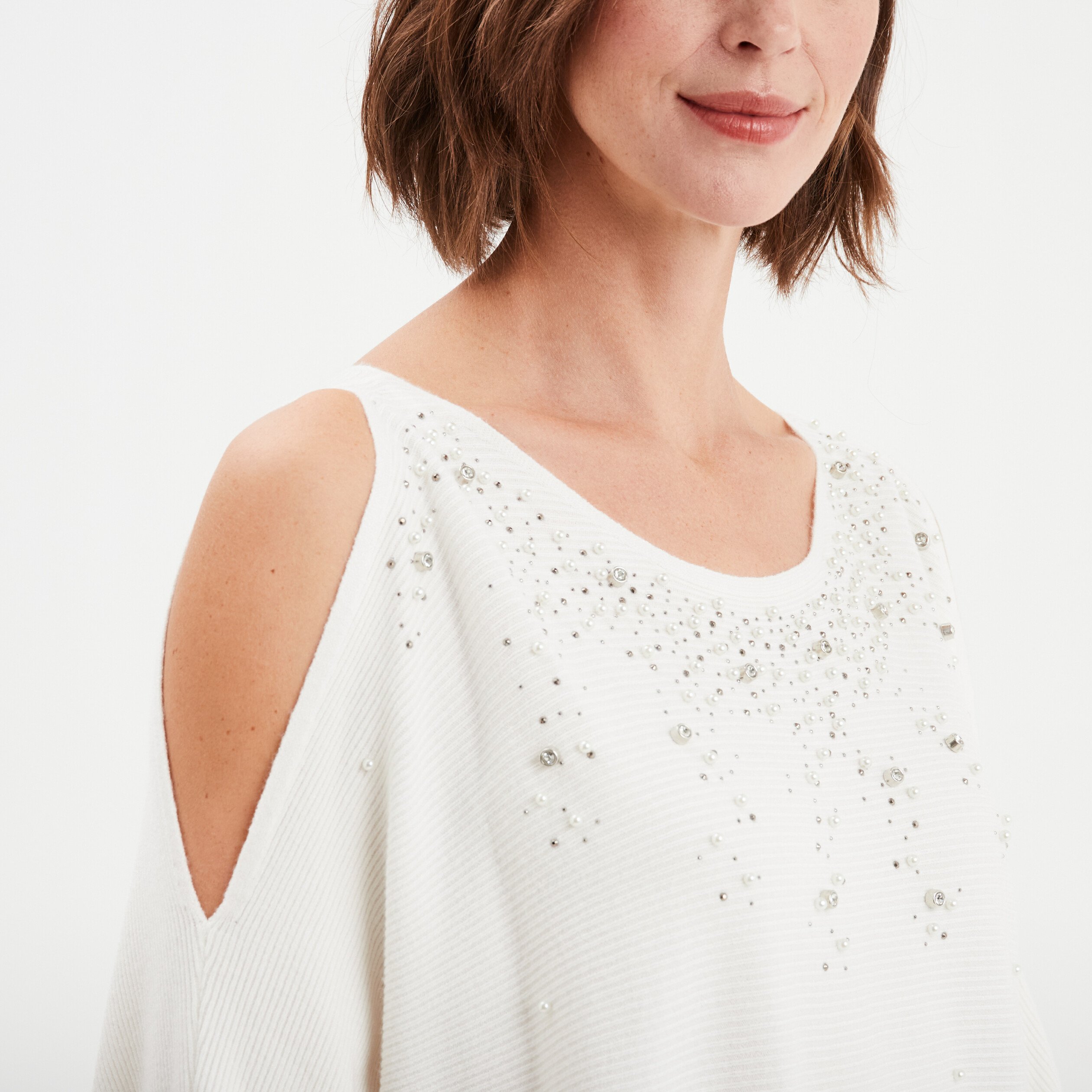 Pull perles et strass au col blanc femme