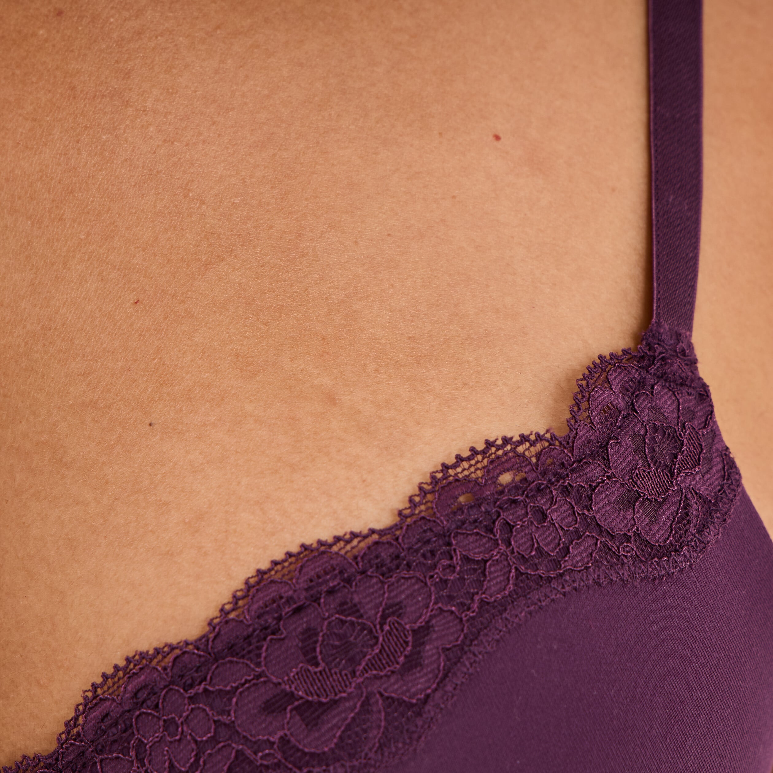 Soutien-gorge embo&icirc;tant padd&eacute; dentelle prune femme