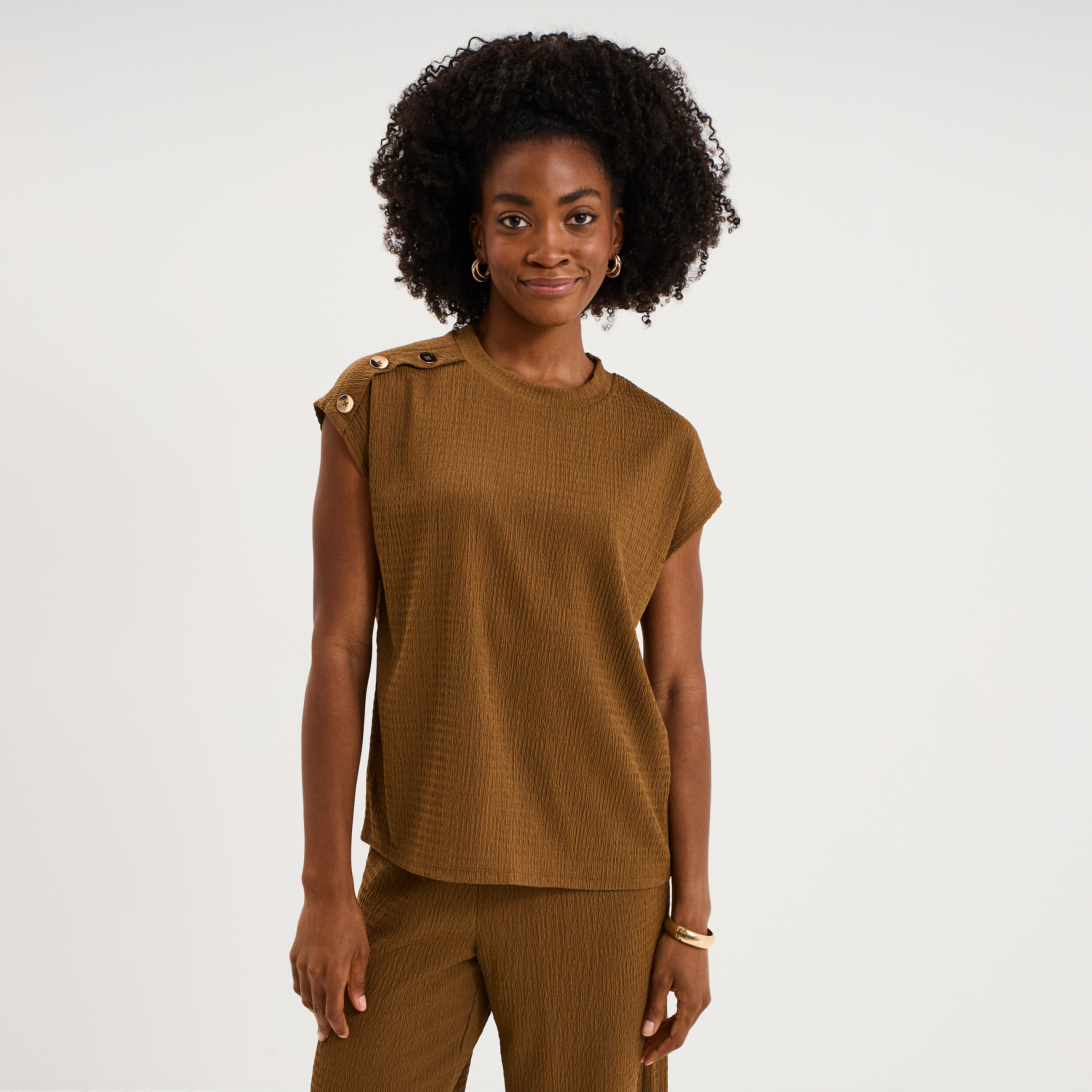 T-shirt gaufr&eacute; col rond avec boutons beige femme