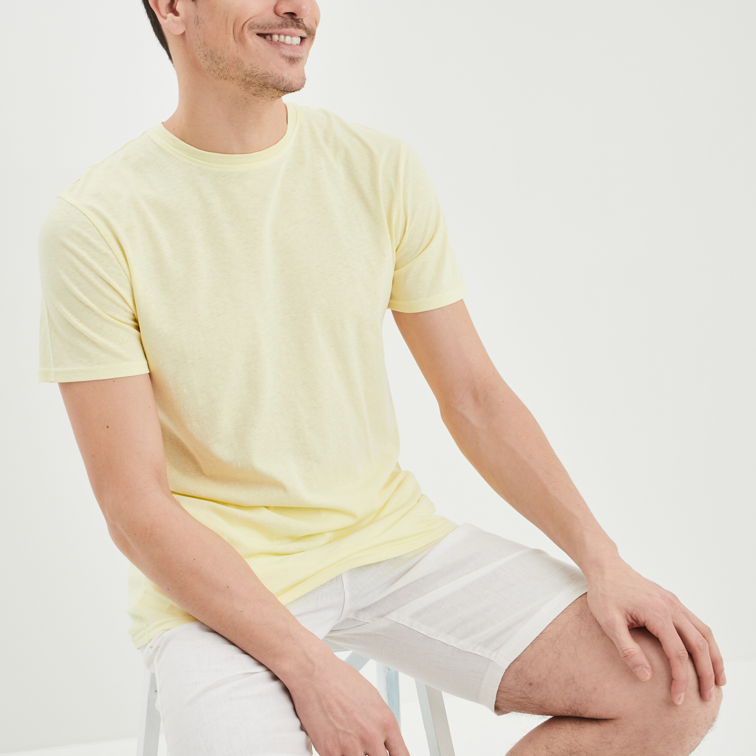 T-shirt manches courtes en mélange lin jaune clair homme