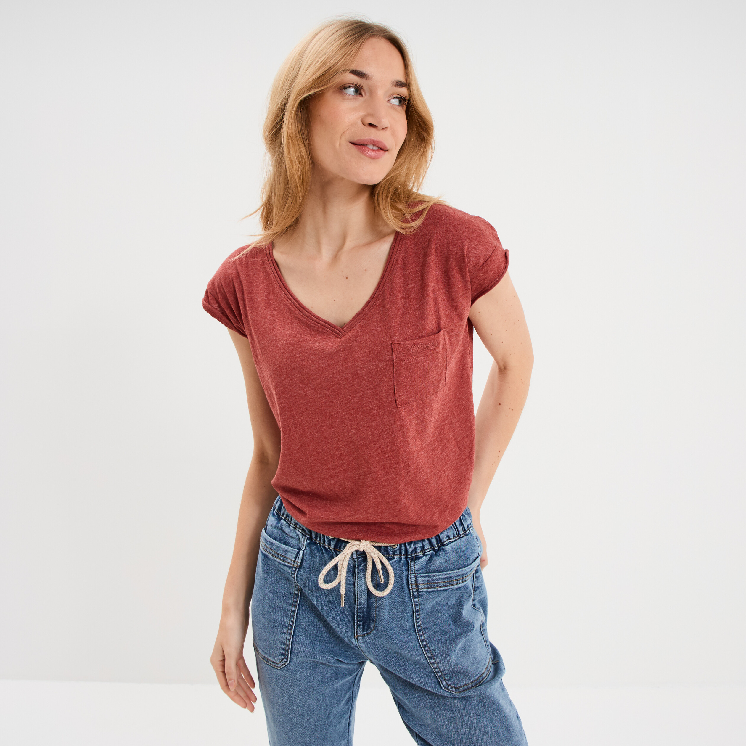 T-shirt col v poche poitrine rouge fonc&eacute; femme
