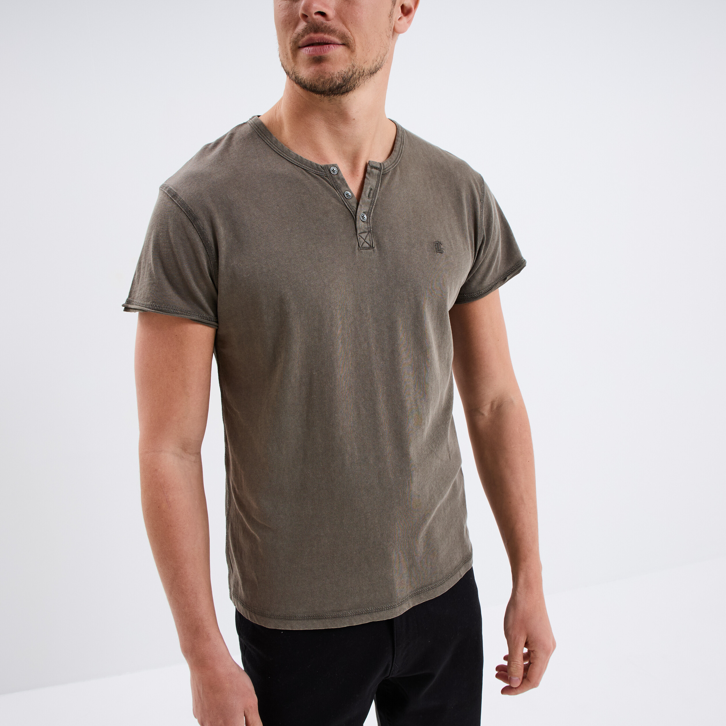 t-shirt-col-tunisien-manches-courtes-vert-kaki-homme-la-halle