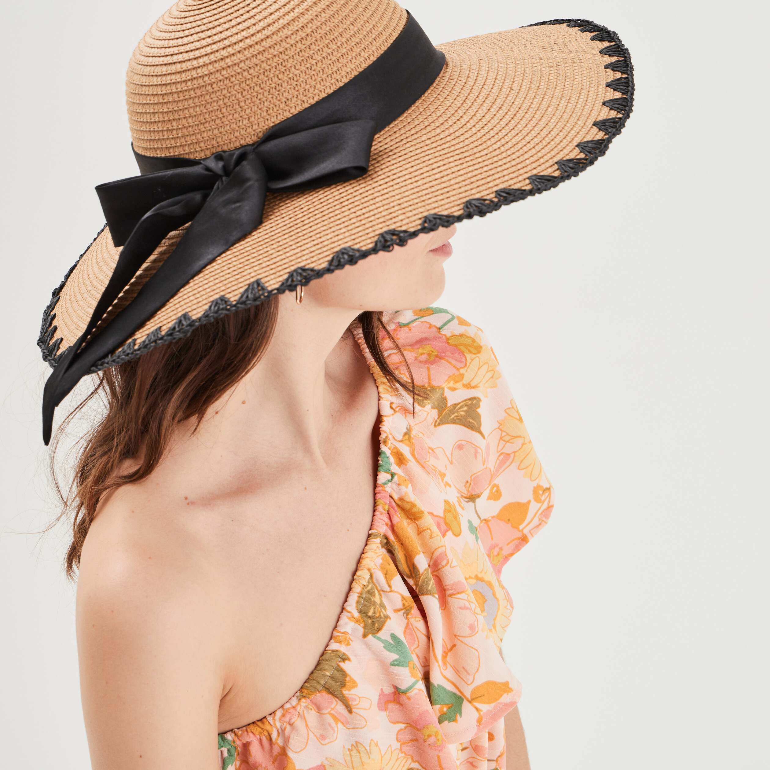 Capeline avec noeud marron femme