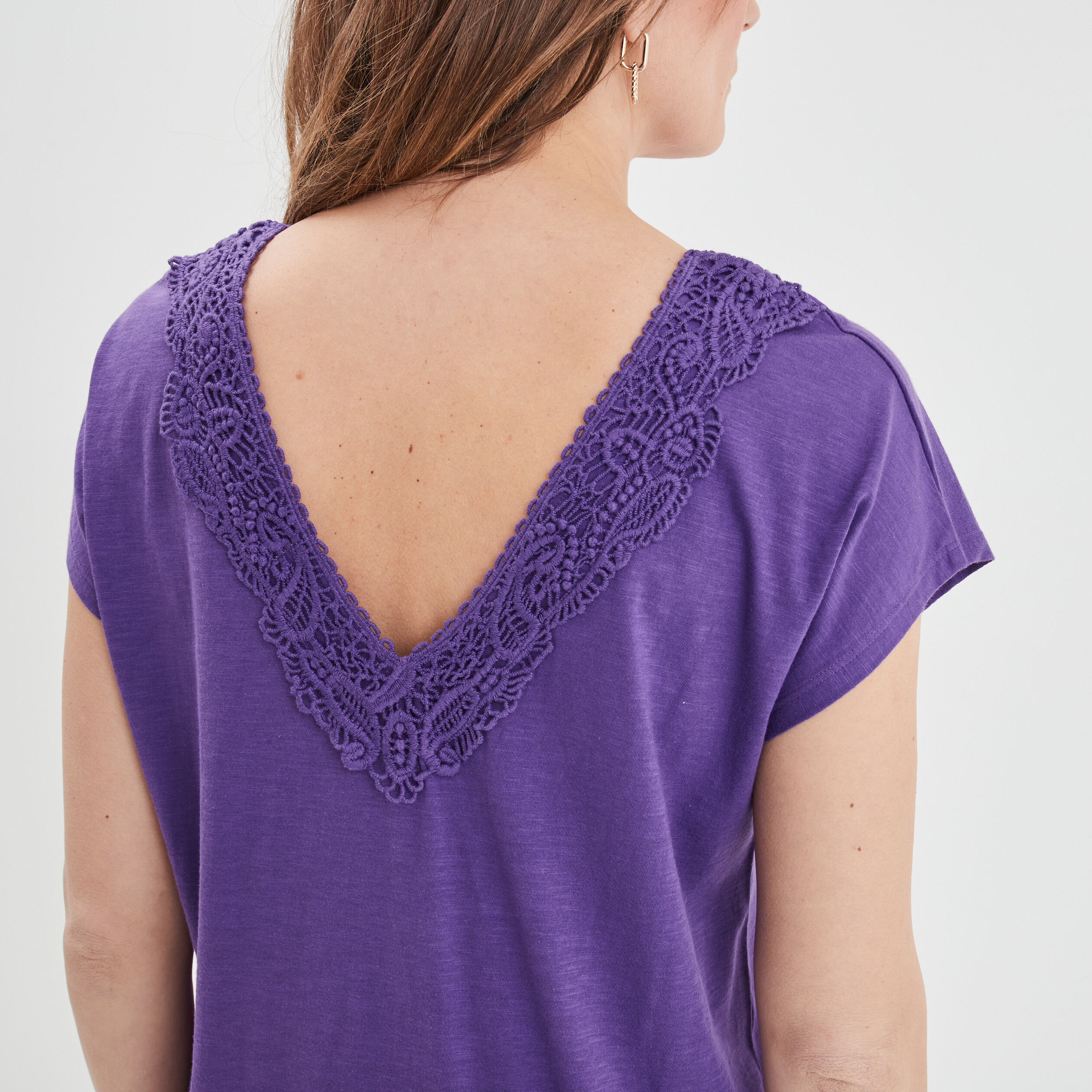 T shirt col V macrame manches courtes violet femme