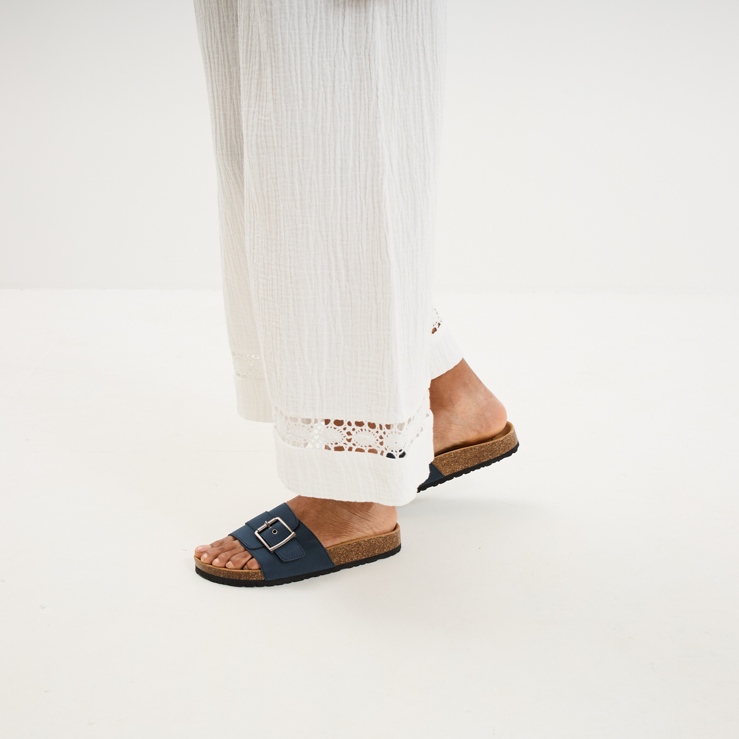 Mules su&eacute;dine avec grosse boucle bleu marine femme