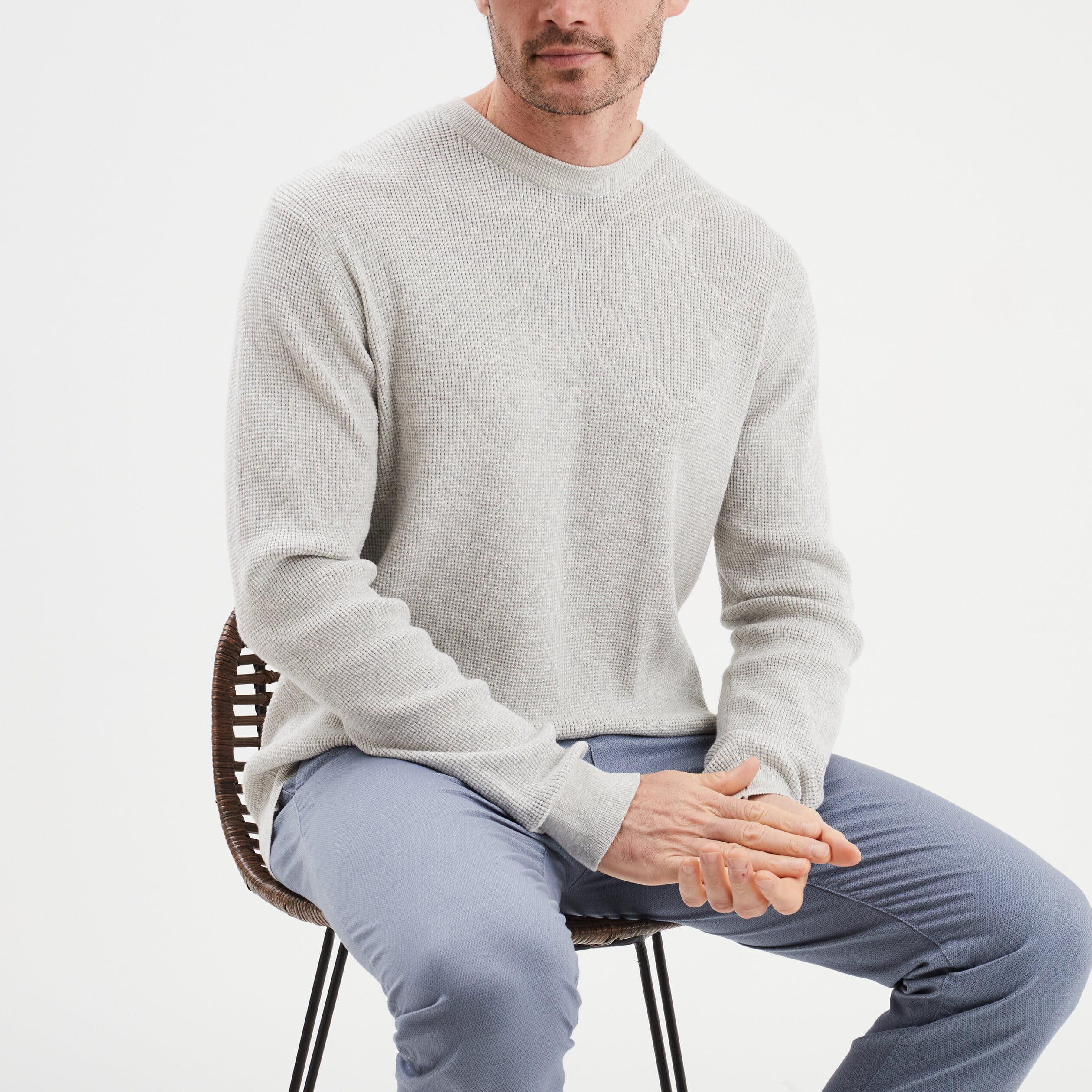Pull en maille textur&eacute;e col rond gris clair homme