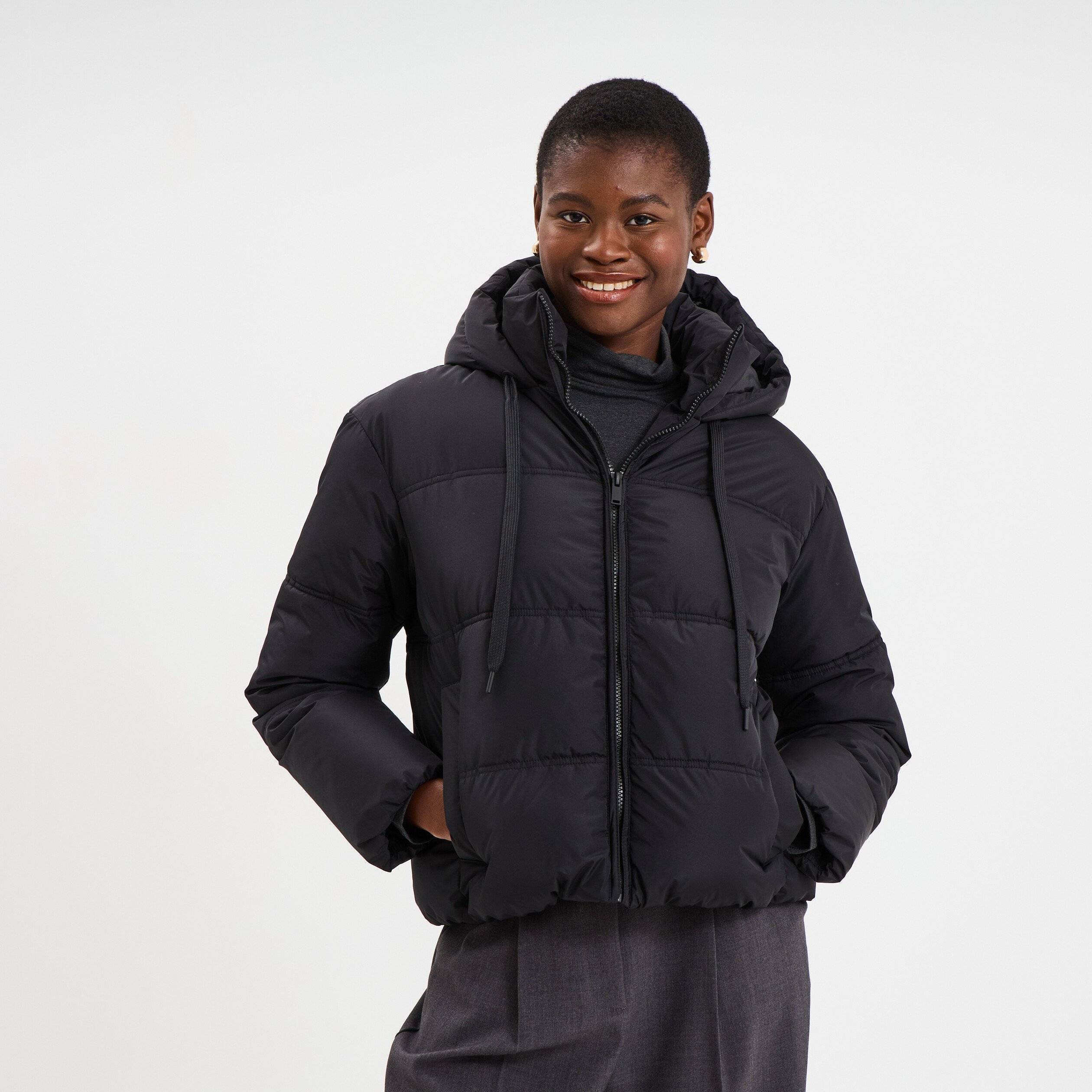doudoune courte droite doublee a capuche noir femme Doudoune courte droite doublée à capuche noir femme