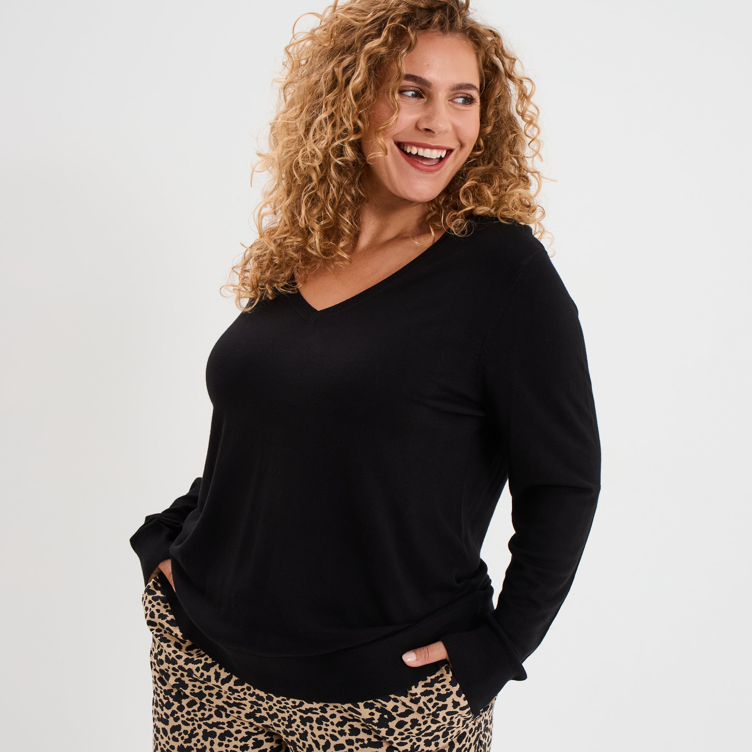 Pull fin col en V manches longues noir femme grande taille