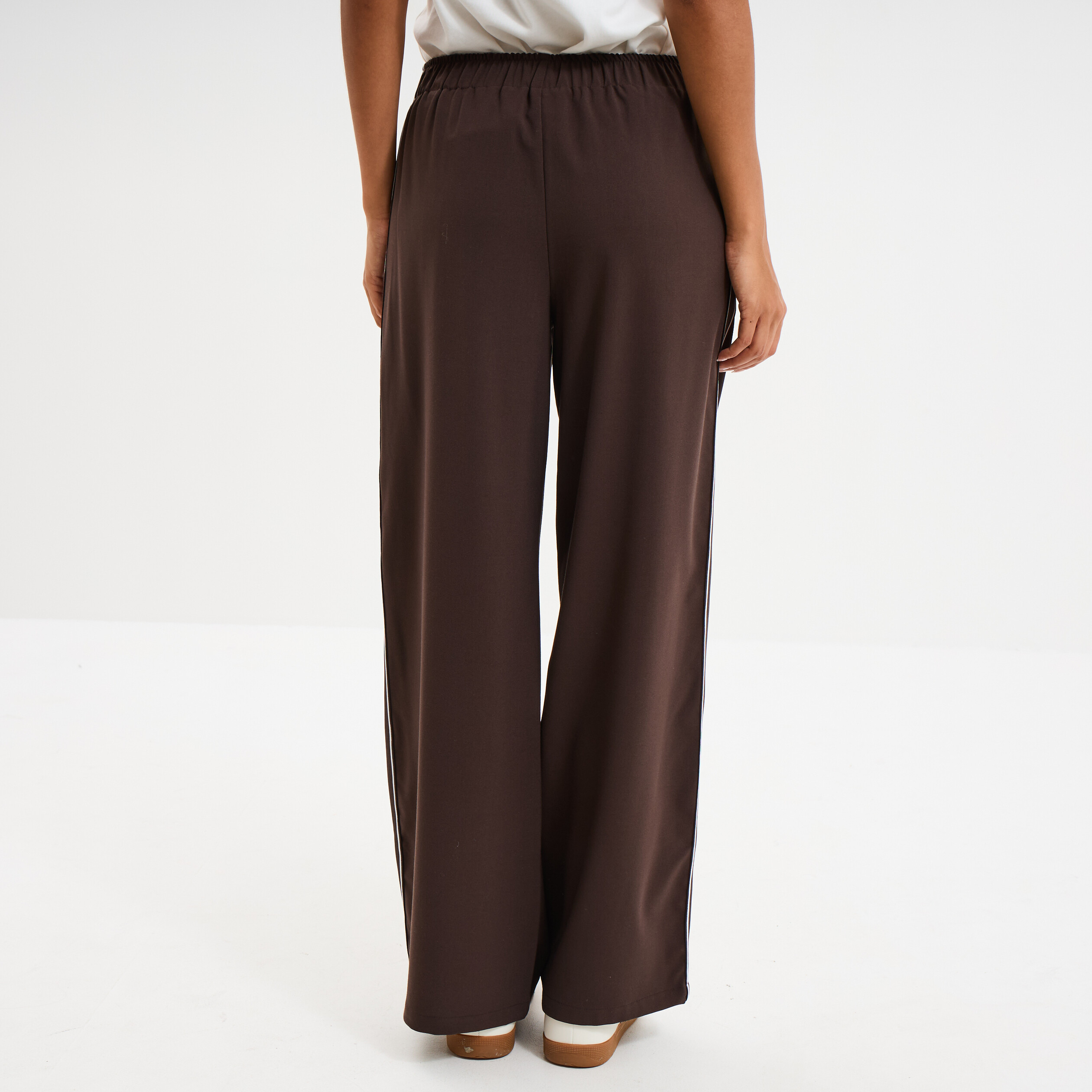 Pantalon fluide élastiqué avec bandes marron foncé femme