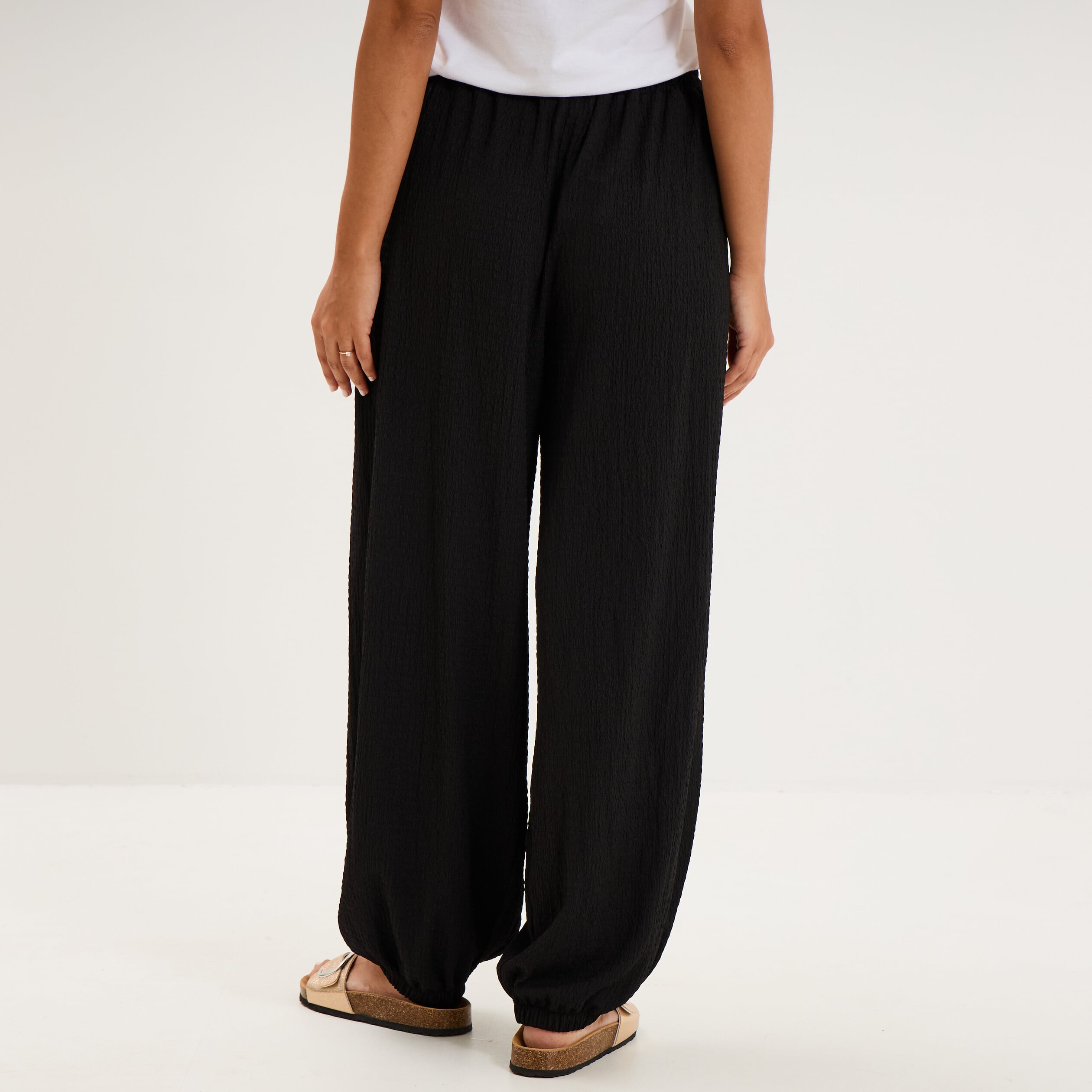 Pantalon droit fluide gaufr&eacute; noir femme