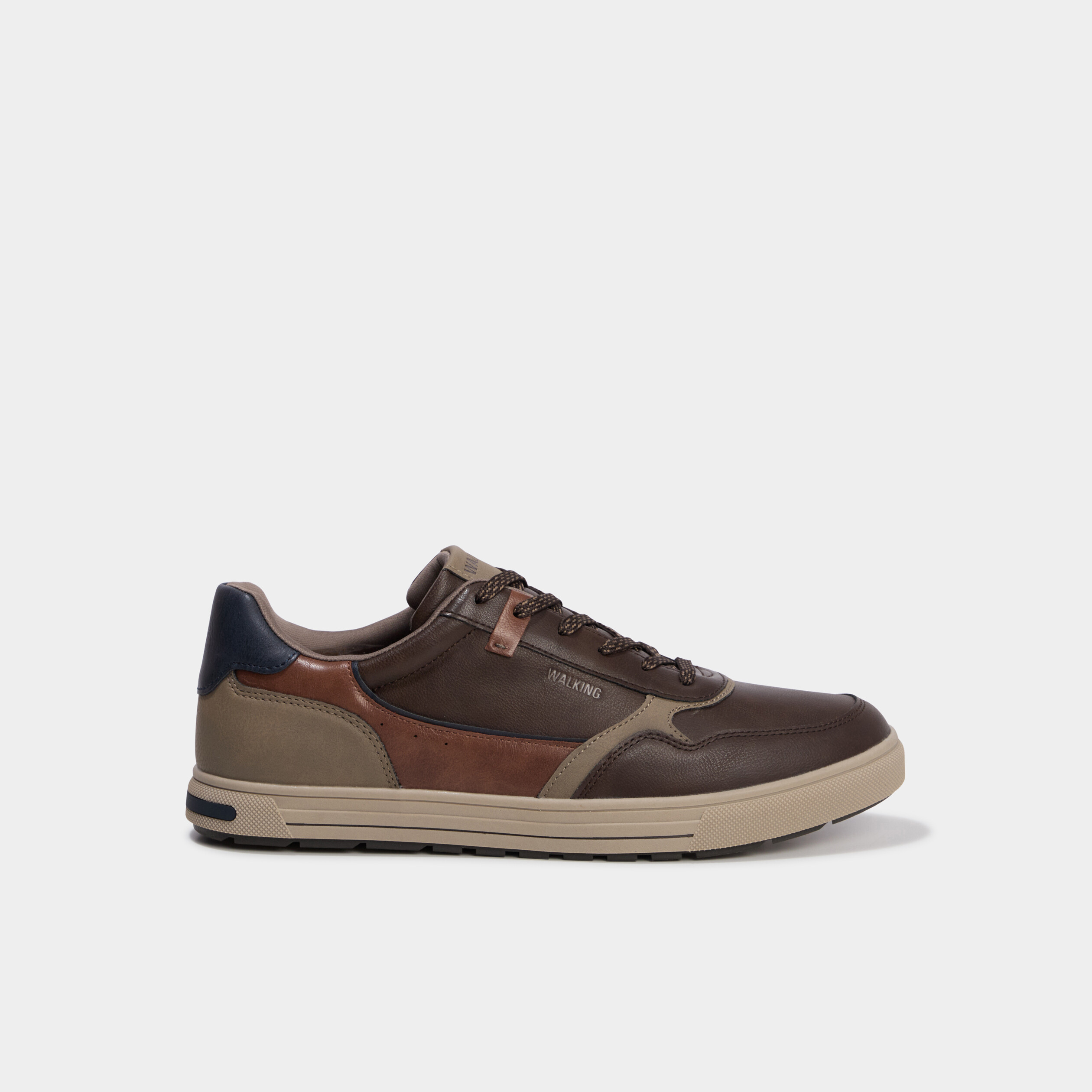 Baskets &agrave; lacets semelle plate bout rond marron homme