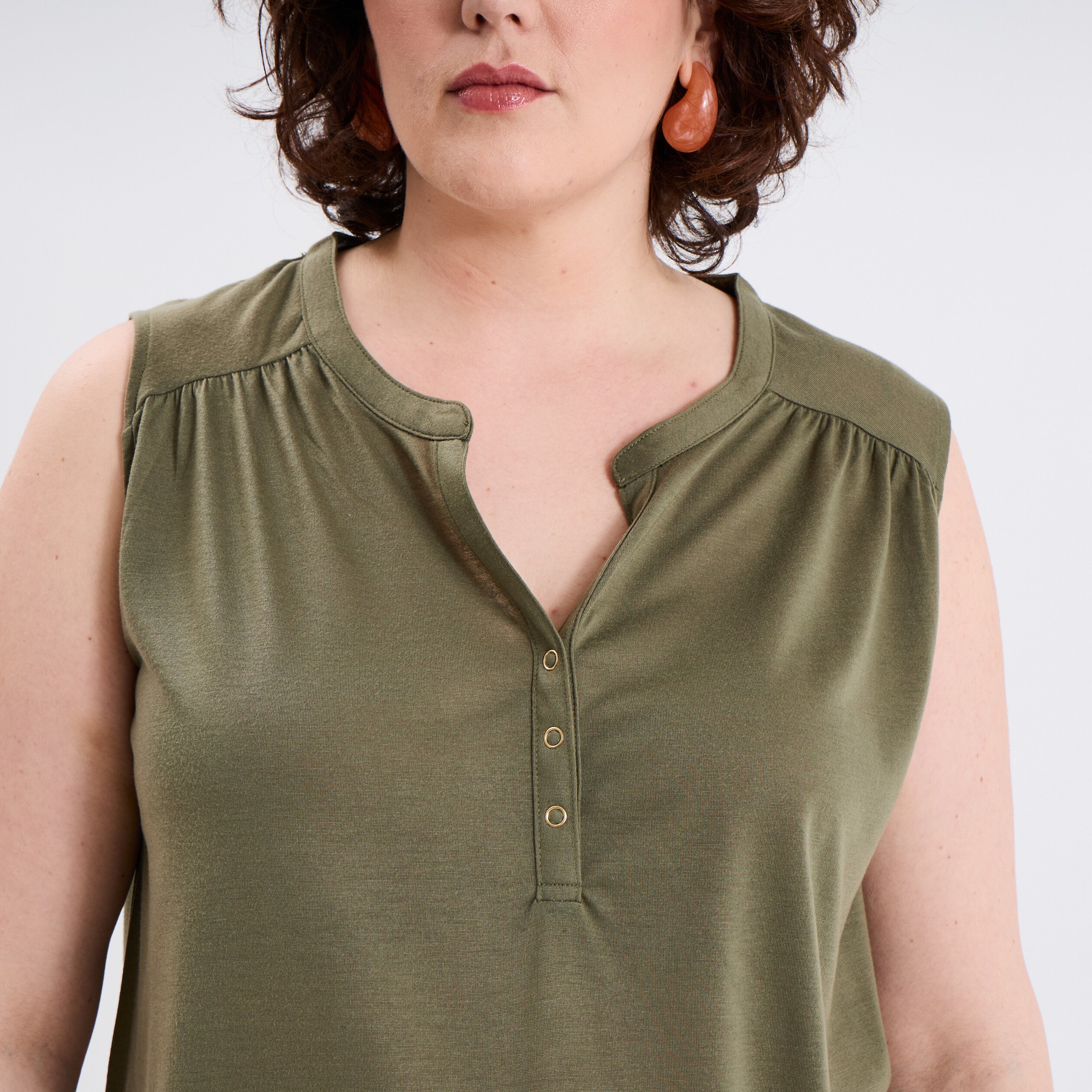 blouse ajustee col tunisien vert kaki femmegt Blouse ajustée col tunisien vert kaki femme grande taille