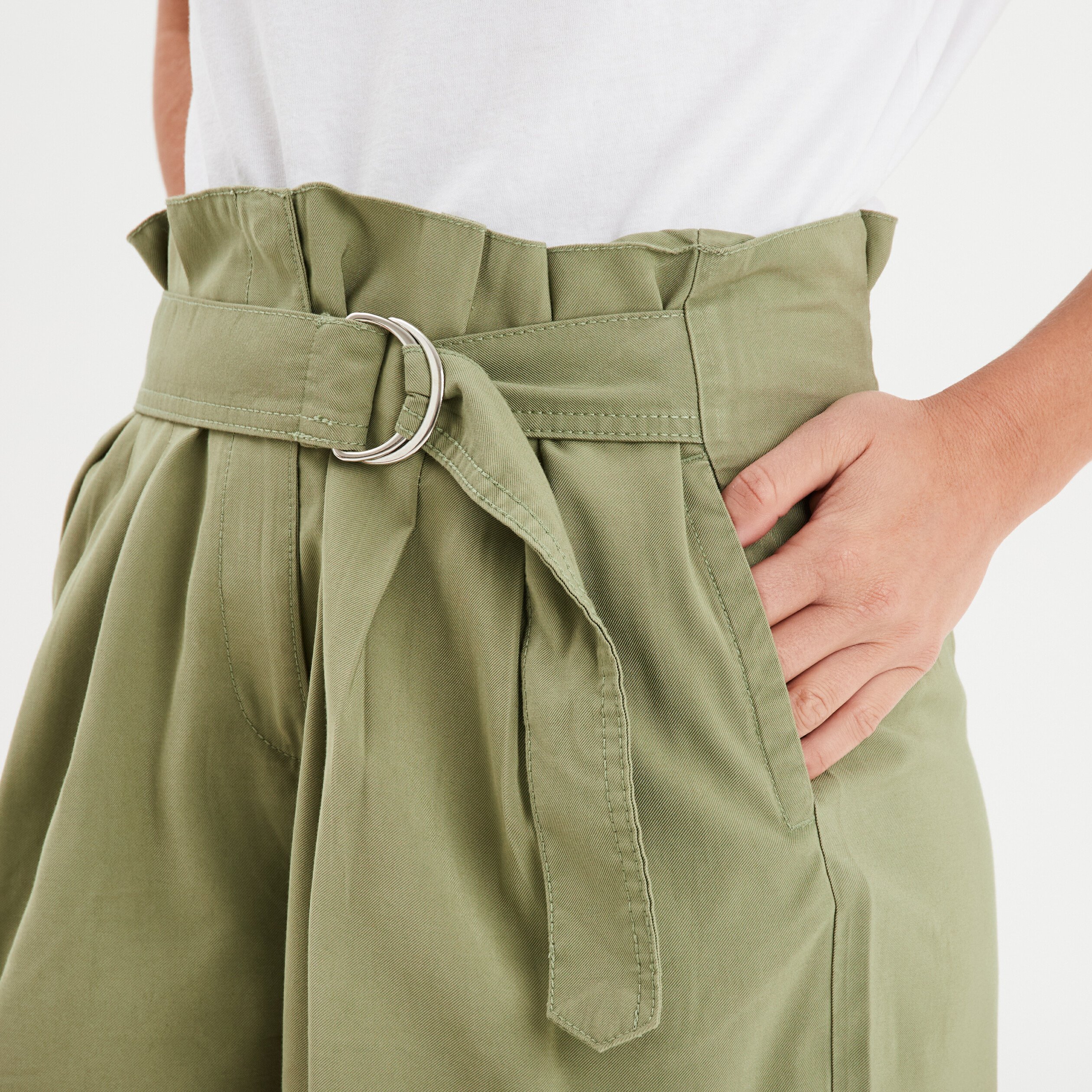 Short fluide droit vert kaki femme