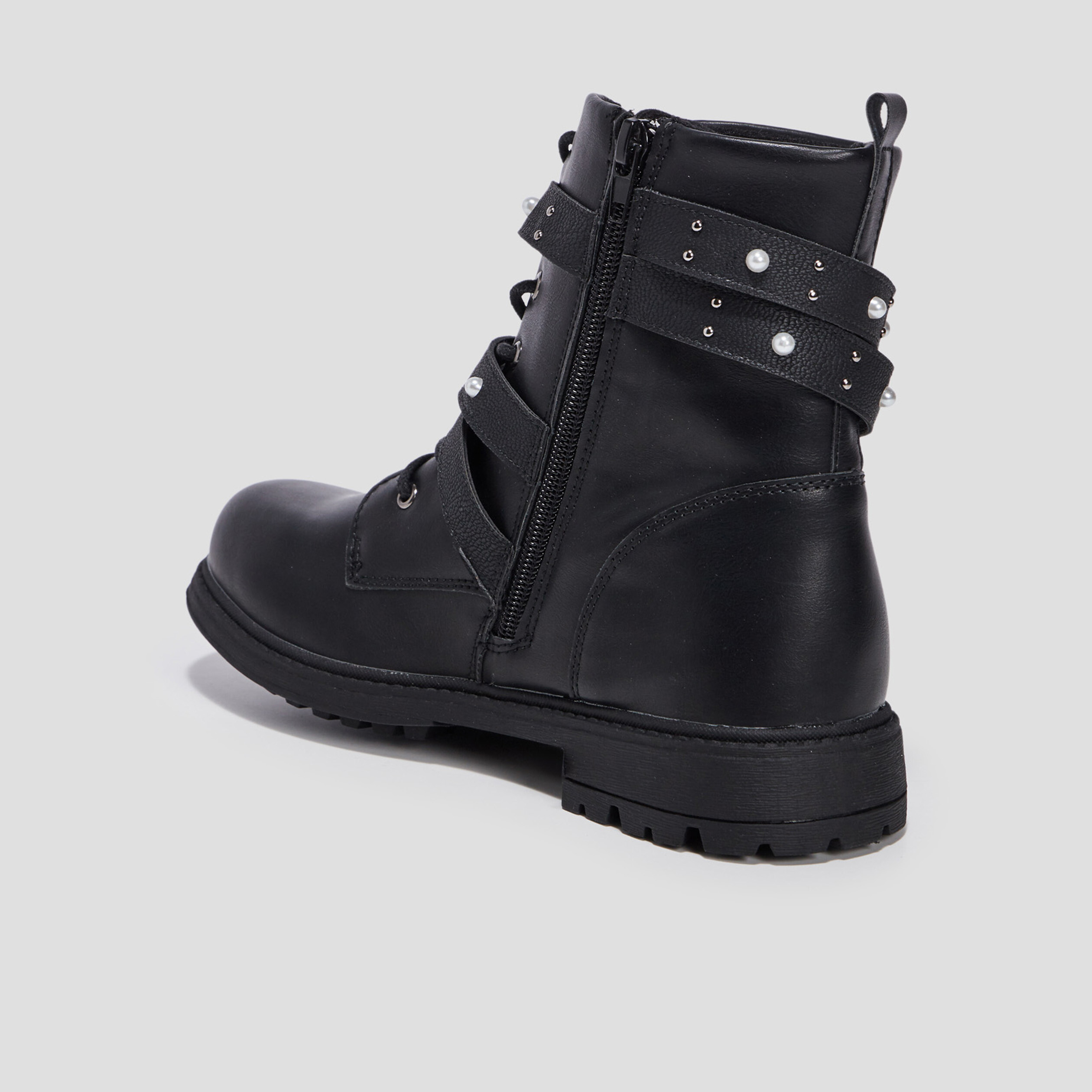 Bottines à brides cloutées sales