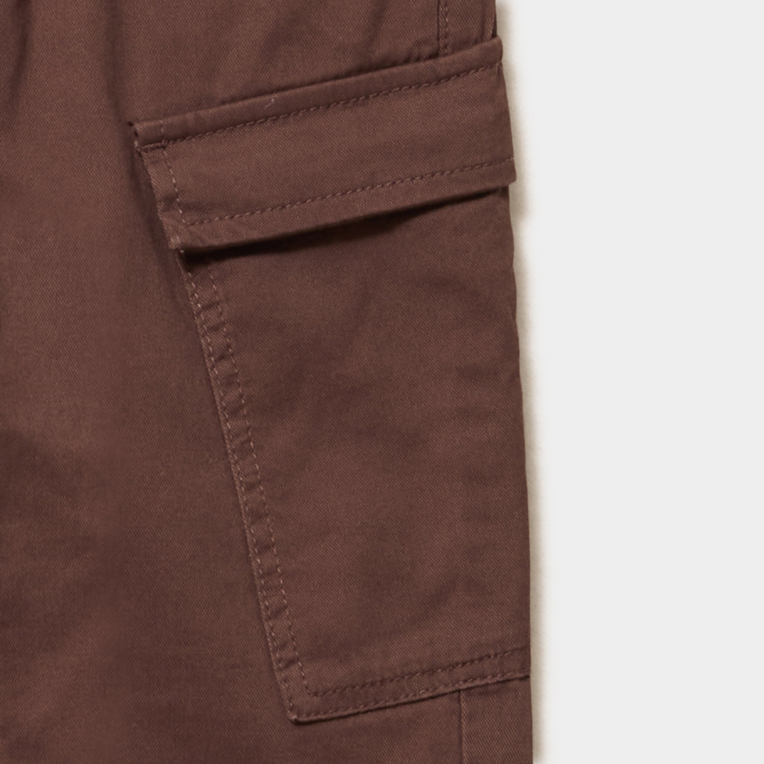 Pantalon cargo regular coton majoritaire marron fonc&eacute; gar&ccedil;on