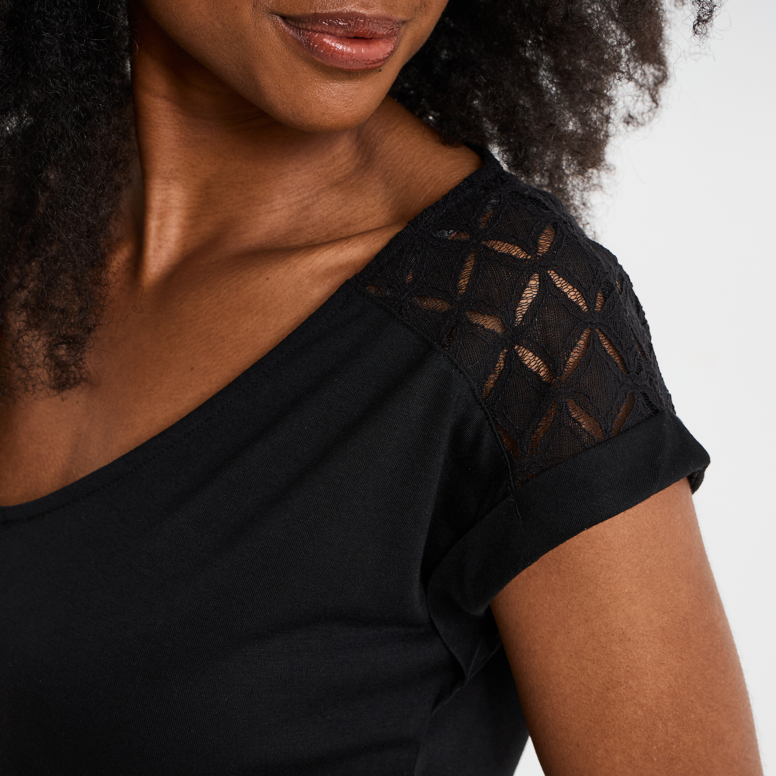 T-shirt col en V dentelle épaules et dos noir femme La Halle - Main Image