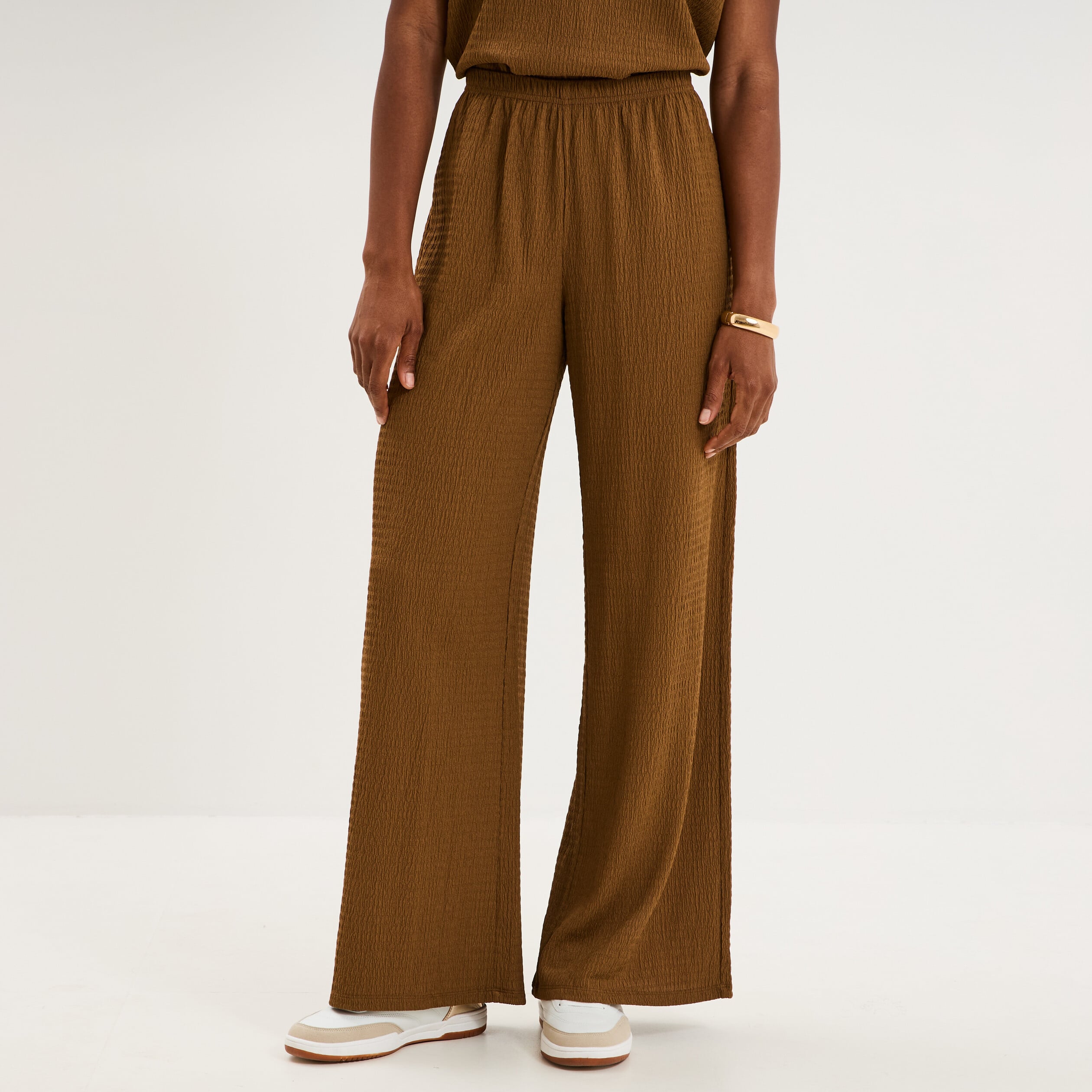 Pantalon effet gaufr&eacute; fluide beige femme