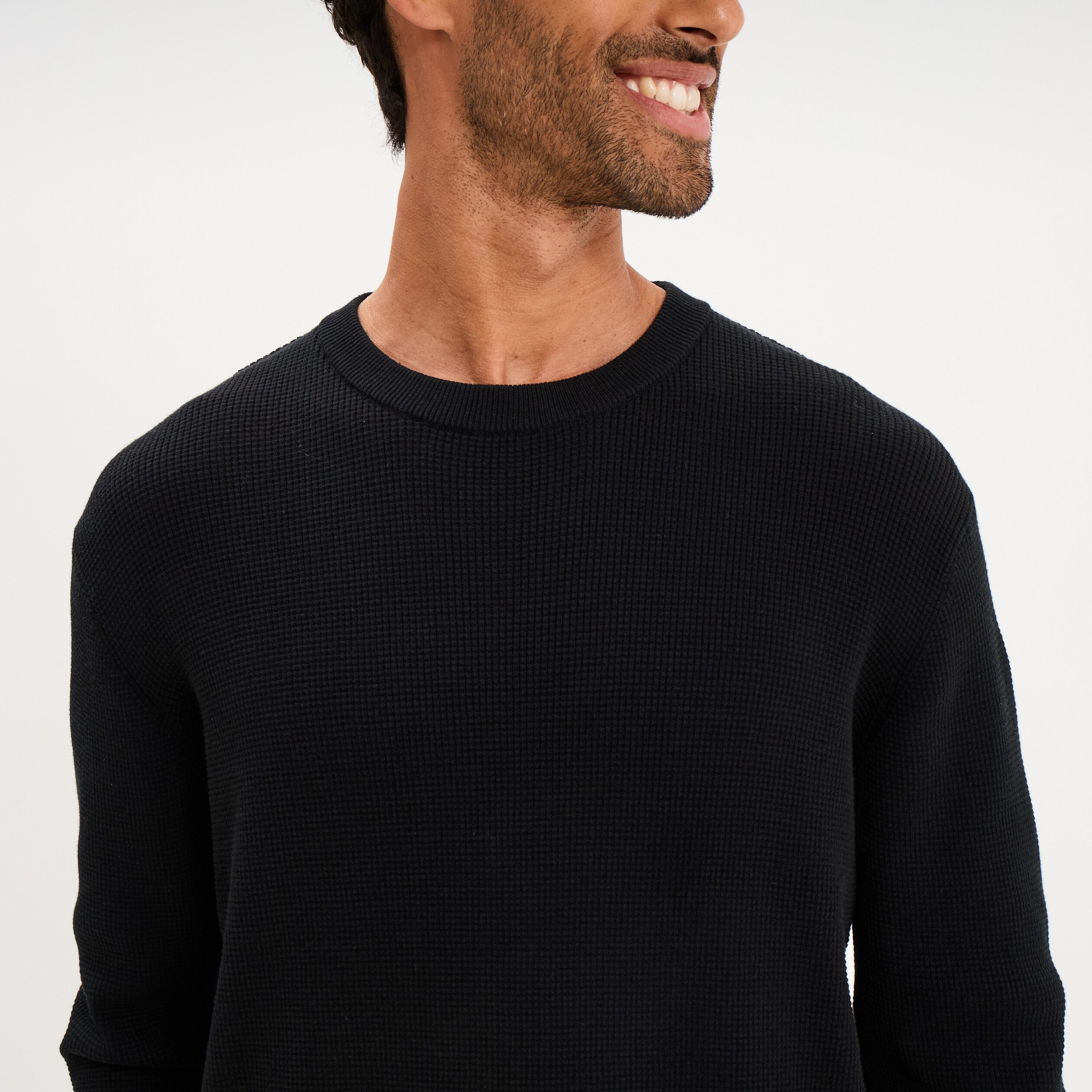 Pull en maille textur&eacute;e col rond noir homme