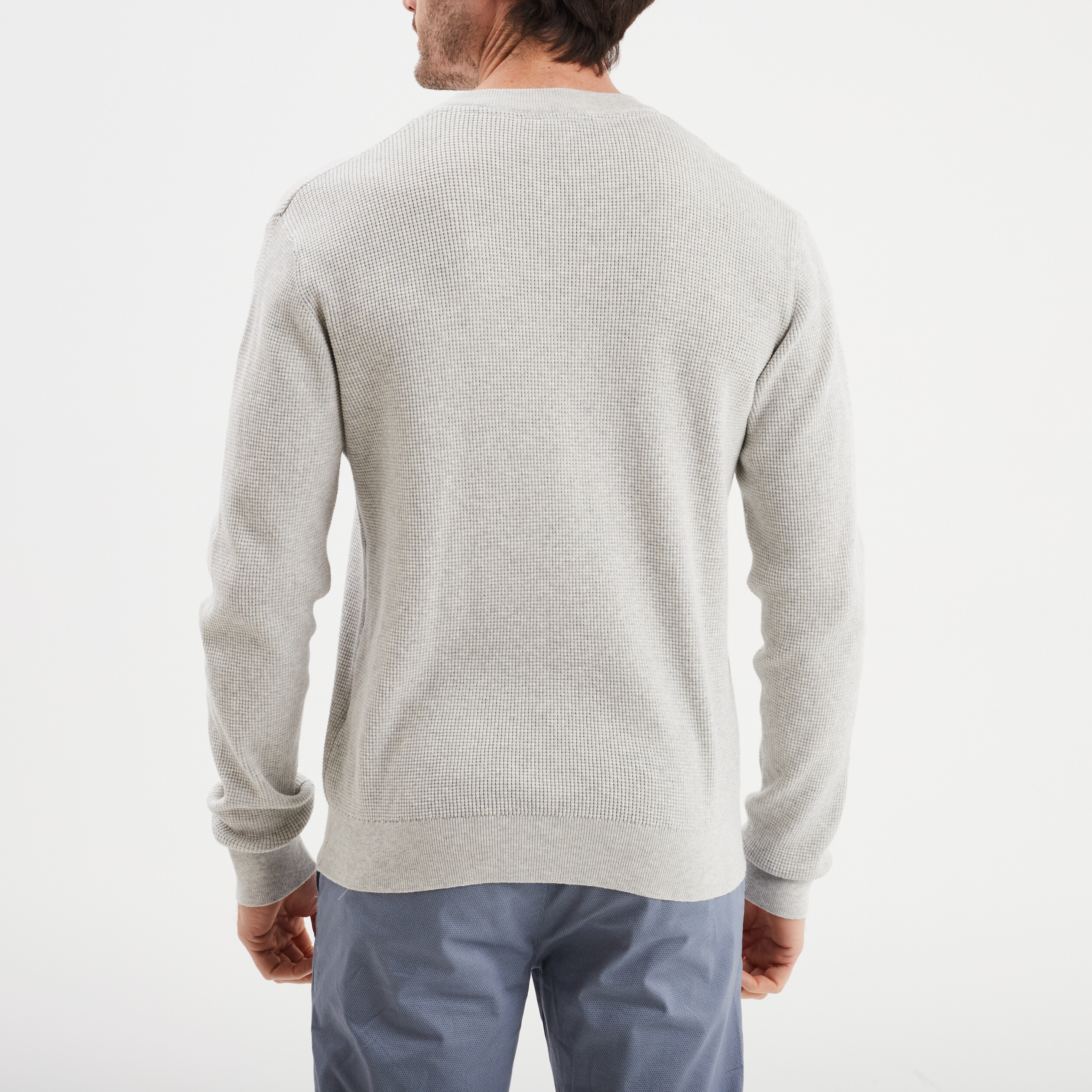 Pull en maille textur&eacute;e col rond gris clair homme