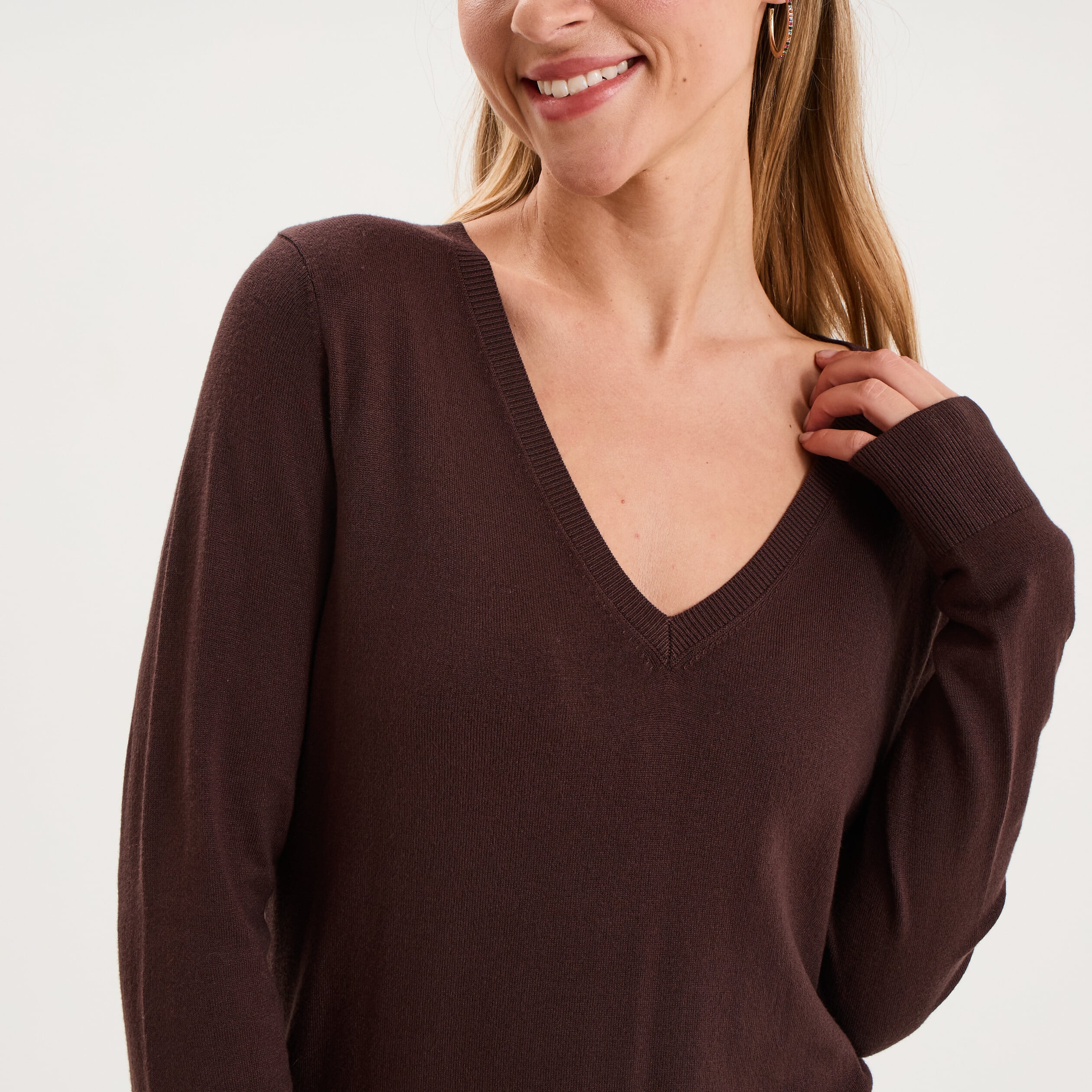 Pull col en V manches longues marron fonc&eacute; femme