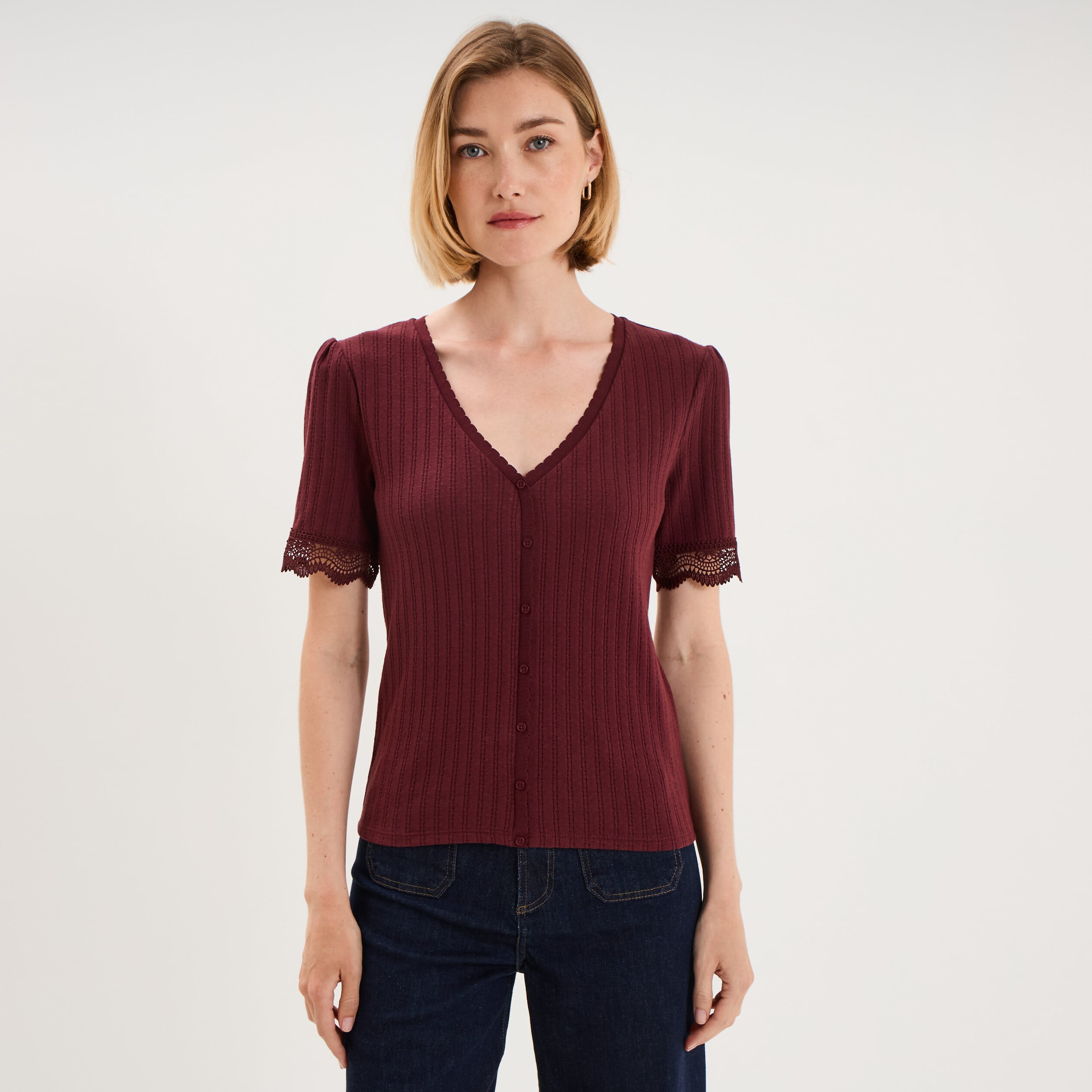 Blouse manches courtes col V dentelle violet fonc&eacute; femme