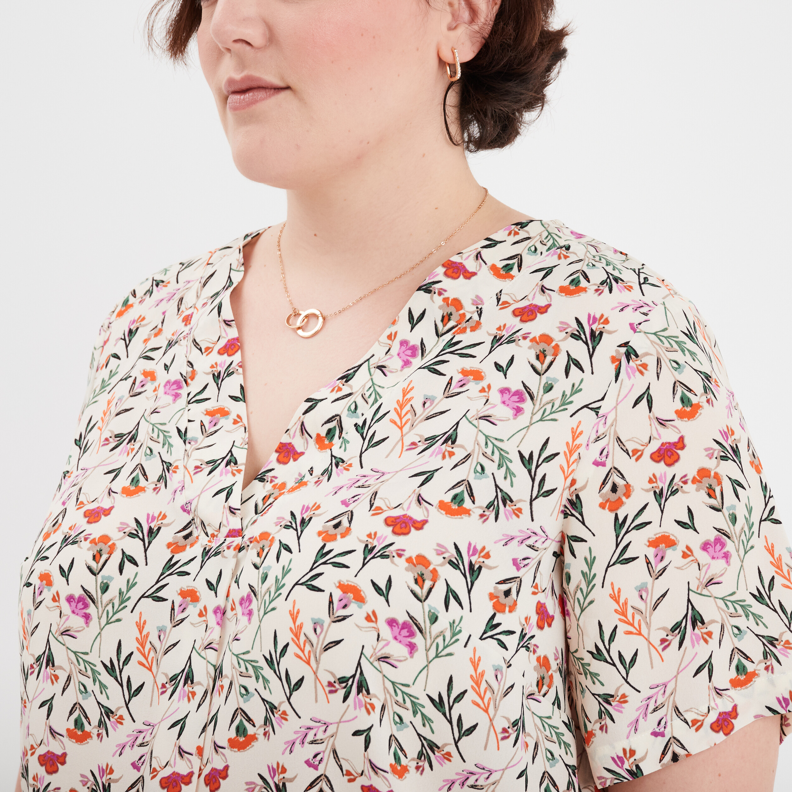 blouse col en v manches courtes ecru femmegt Blouse col en V manches courtes ecru femme grande taille