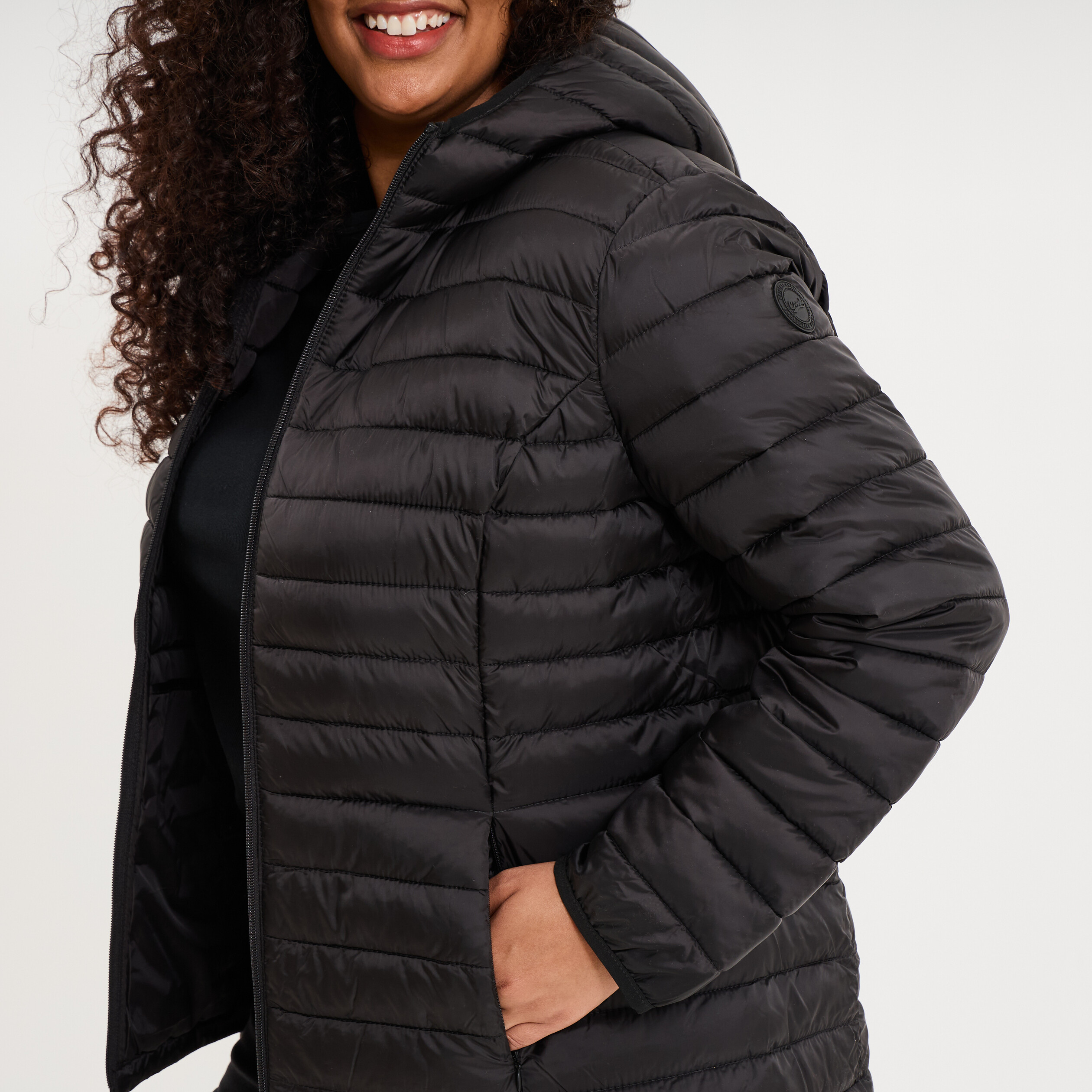 Doudoune d&eacute;perlante l&eacute;g&egrave;re &agrave; capuche noir femme grande taille
