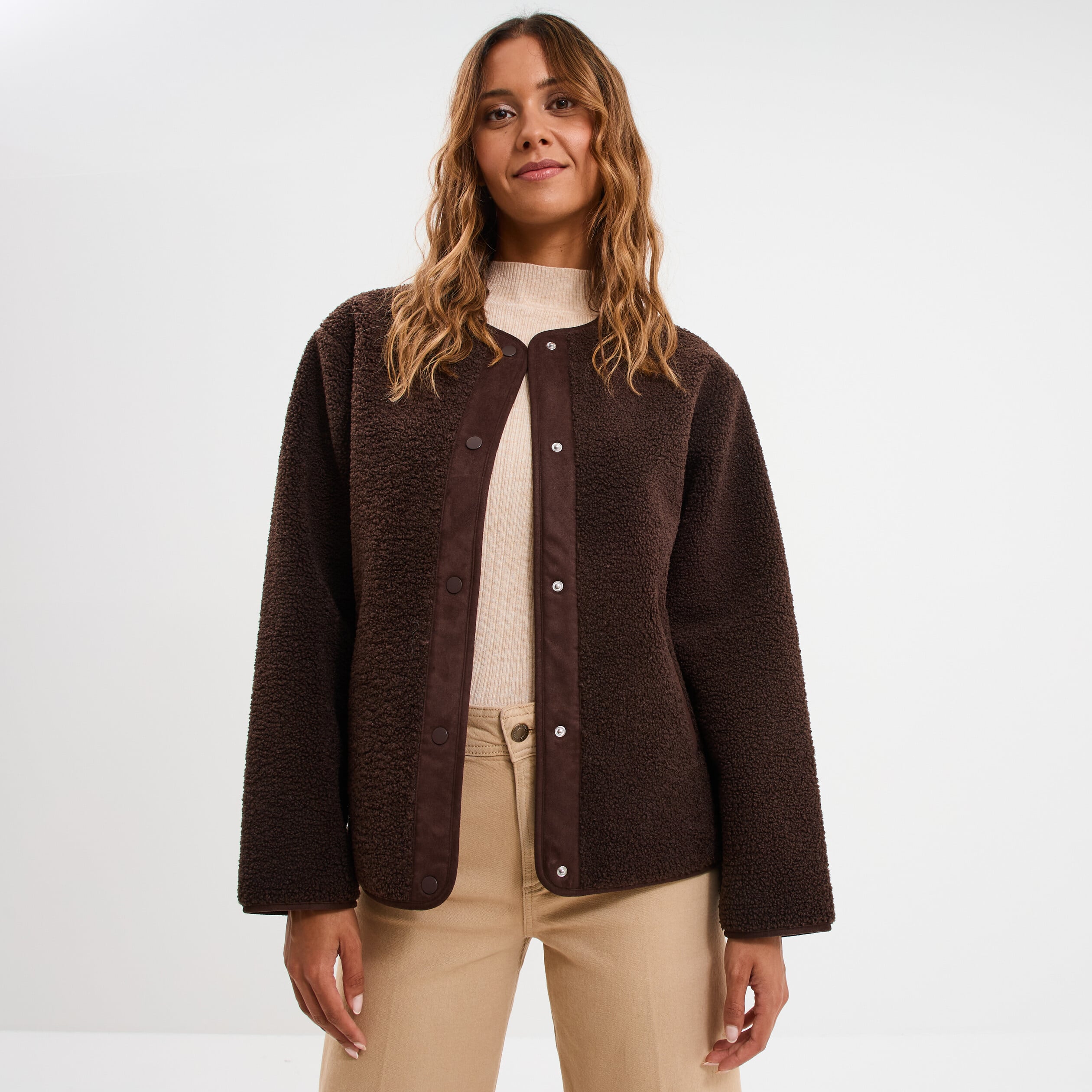 Veste effet polaire boutonn&eacute;e col rond marron fonc&eacute; femme