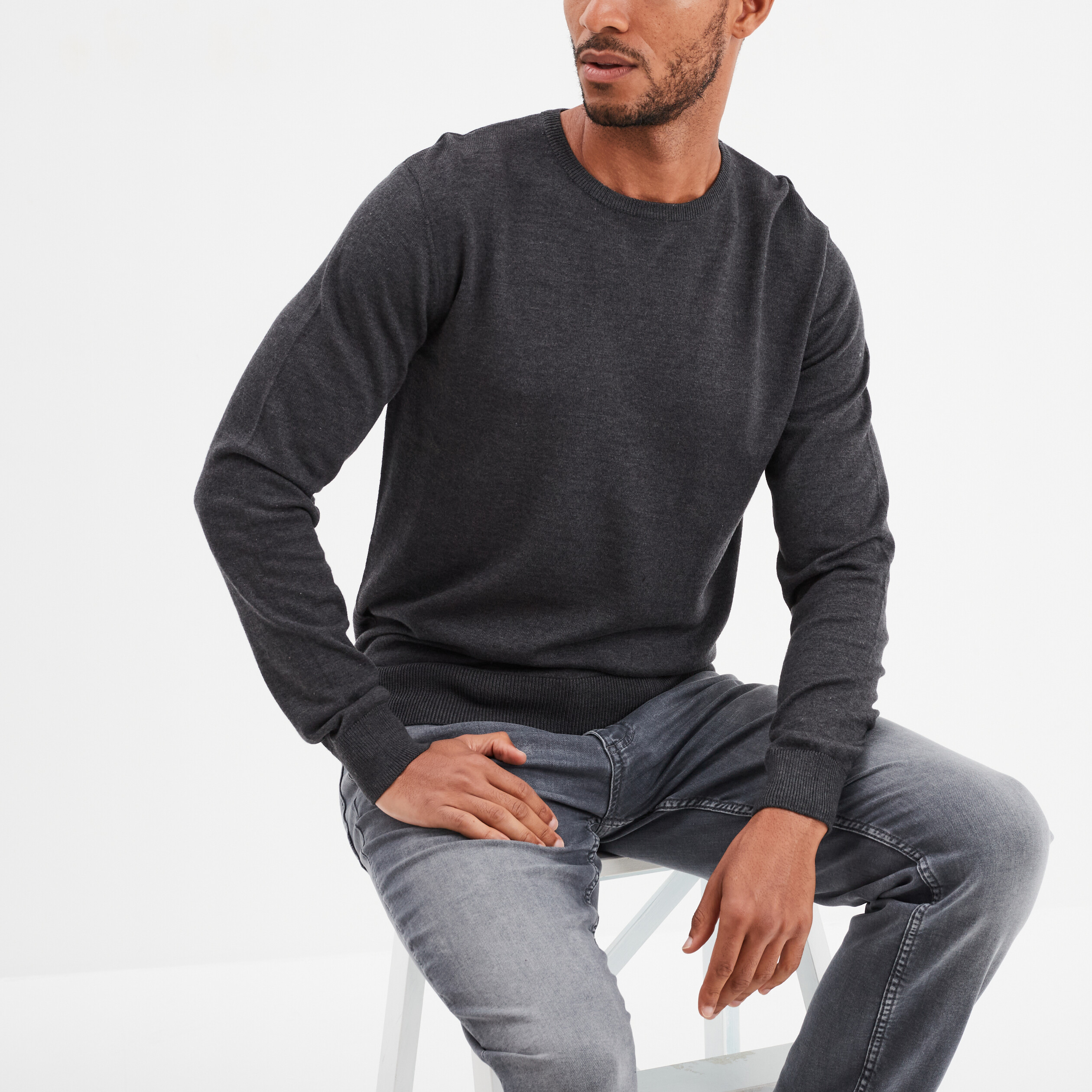 pull droit col rond coton melange gris fonce homme Pull droit col rond coton mélangé gris foncé homme