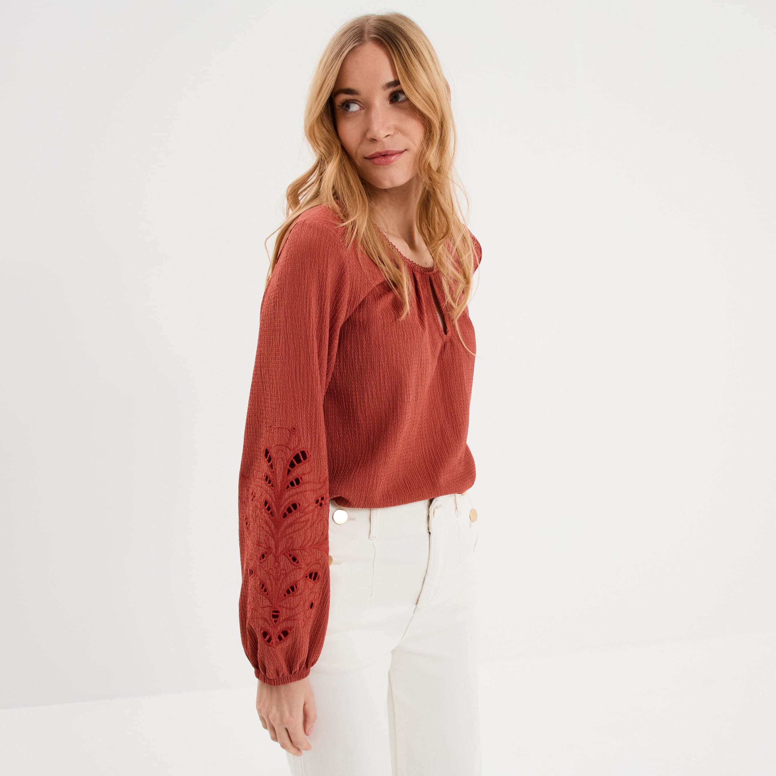 Blouse manches brod&eacute;es ajour&eacute;es coton vieux rose femme