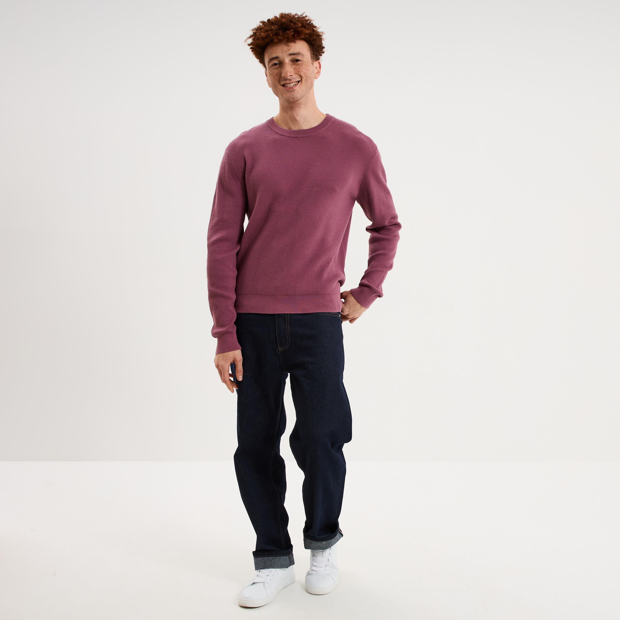 Pull en maille textur&eacute;e col rond mauve homme