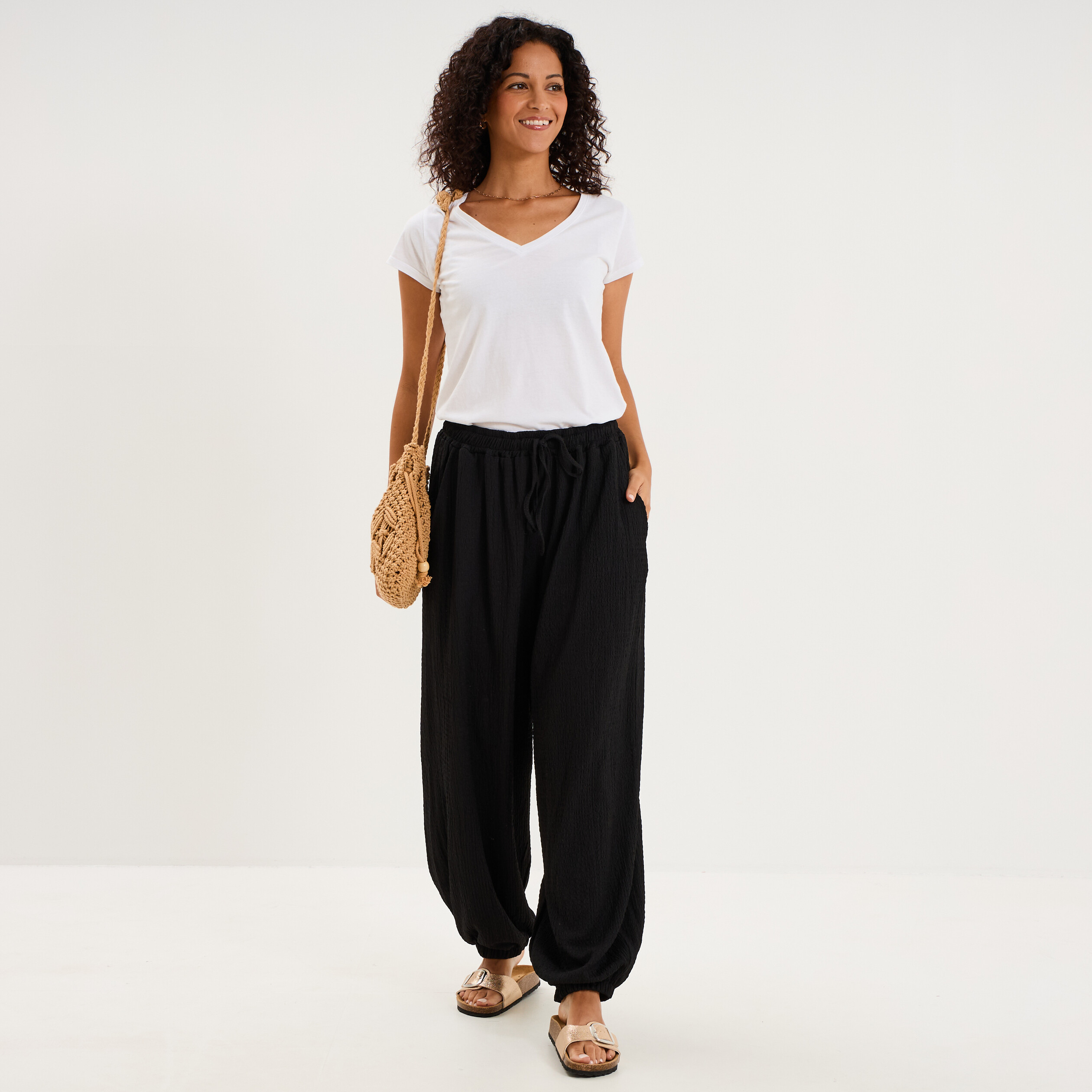 Pantalon droit fluide gaufr&eacute; noir femme