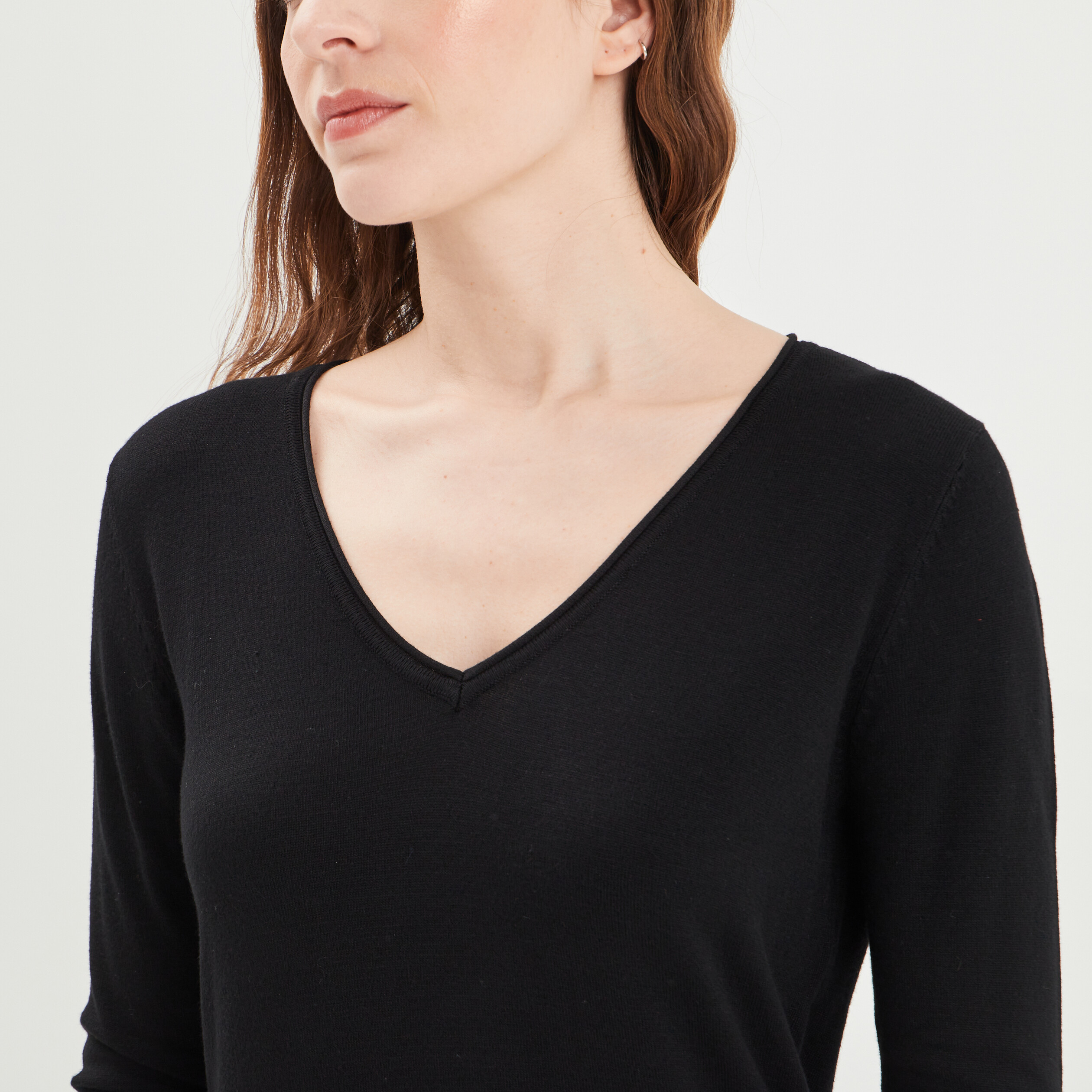 Pull manches longues avec col en V noir femme