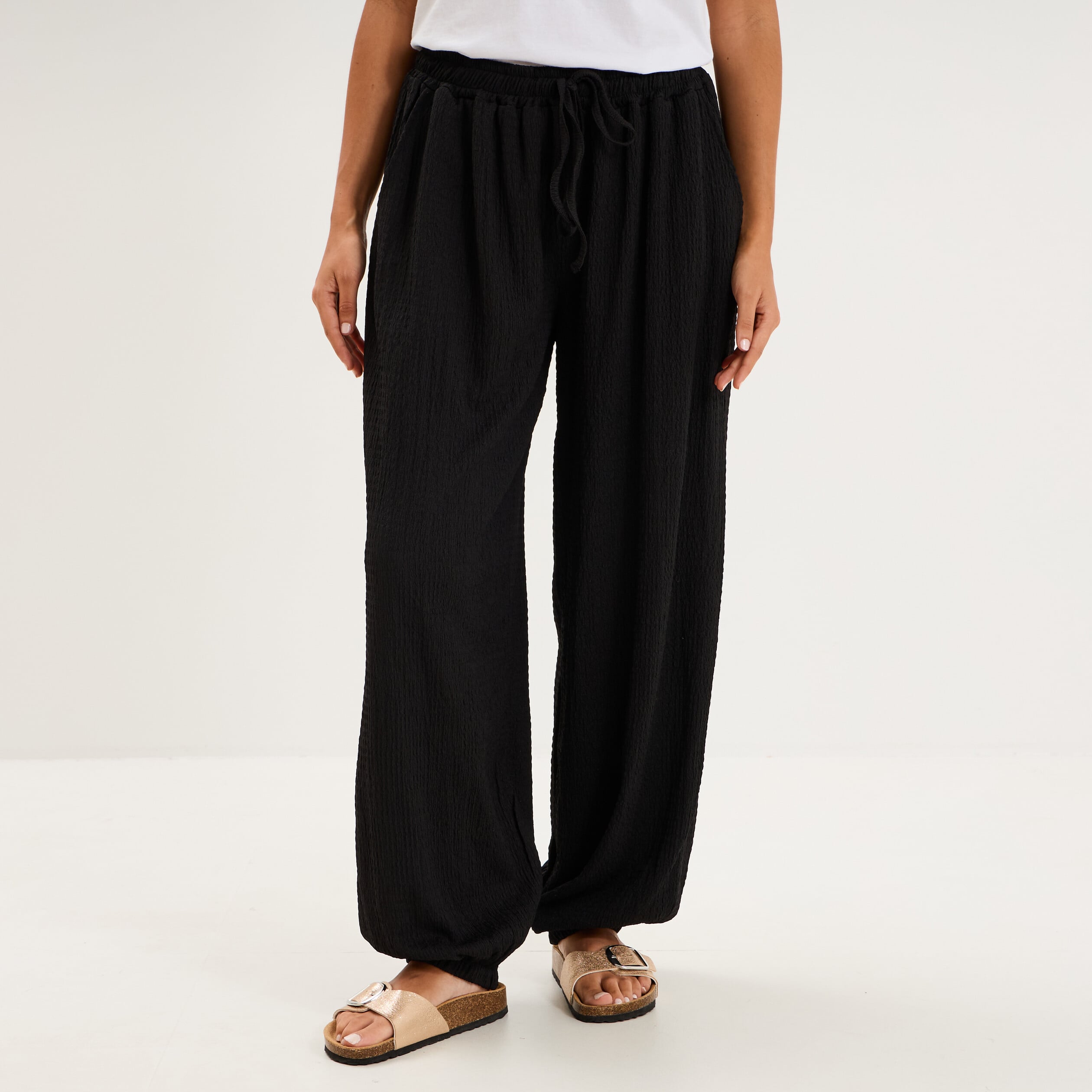 Pantalon droit fluide gaufr&eacute; noir femme