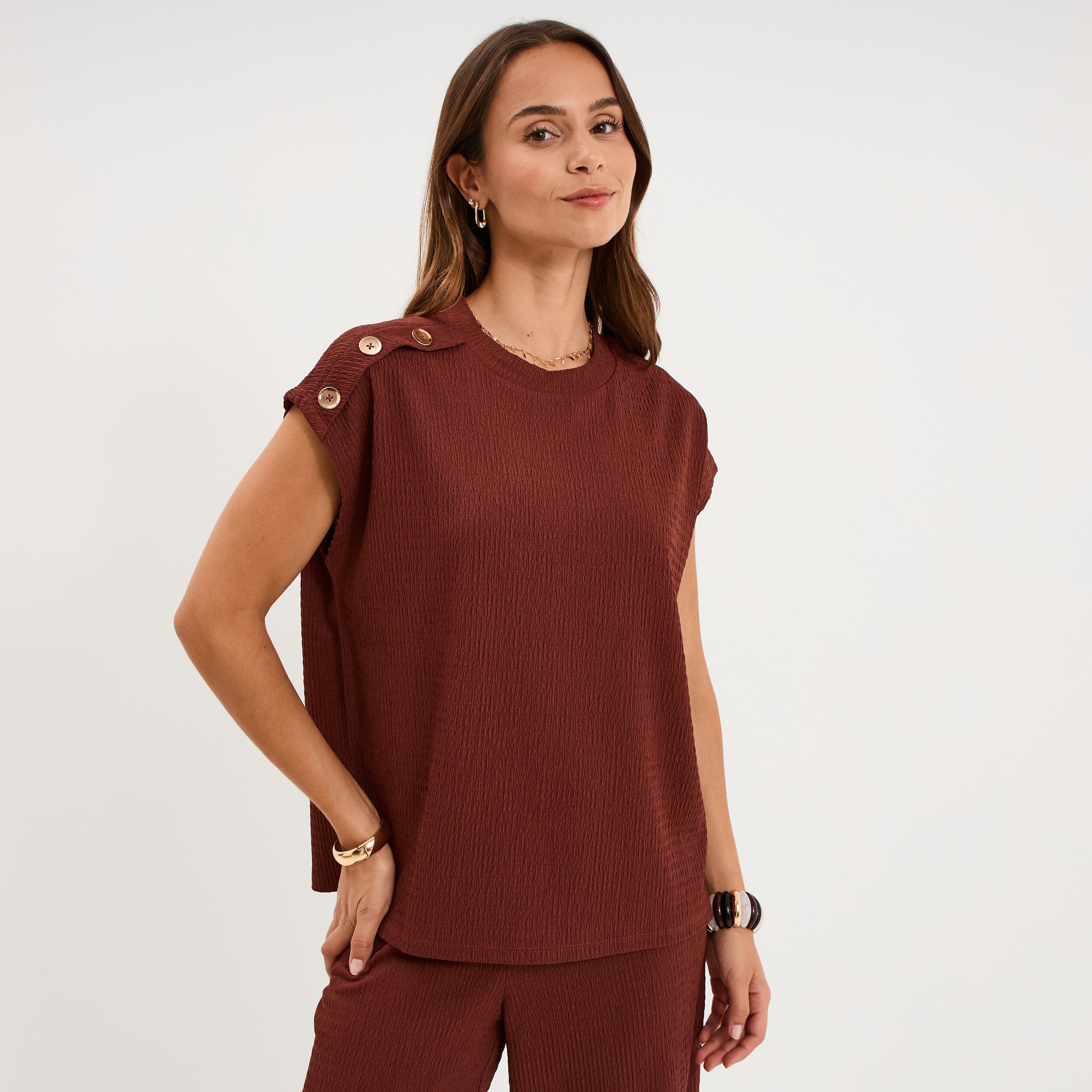T-shirt gaufr&eacute; col rond avec boutons bordeaux femme