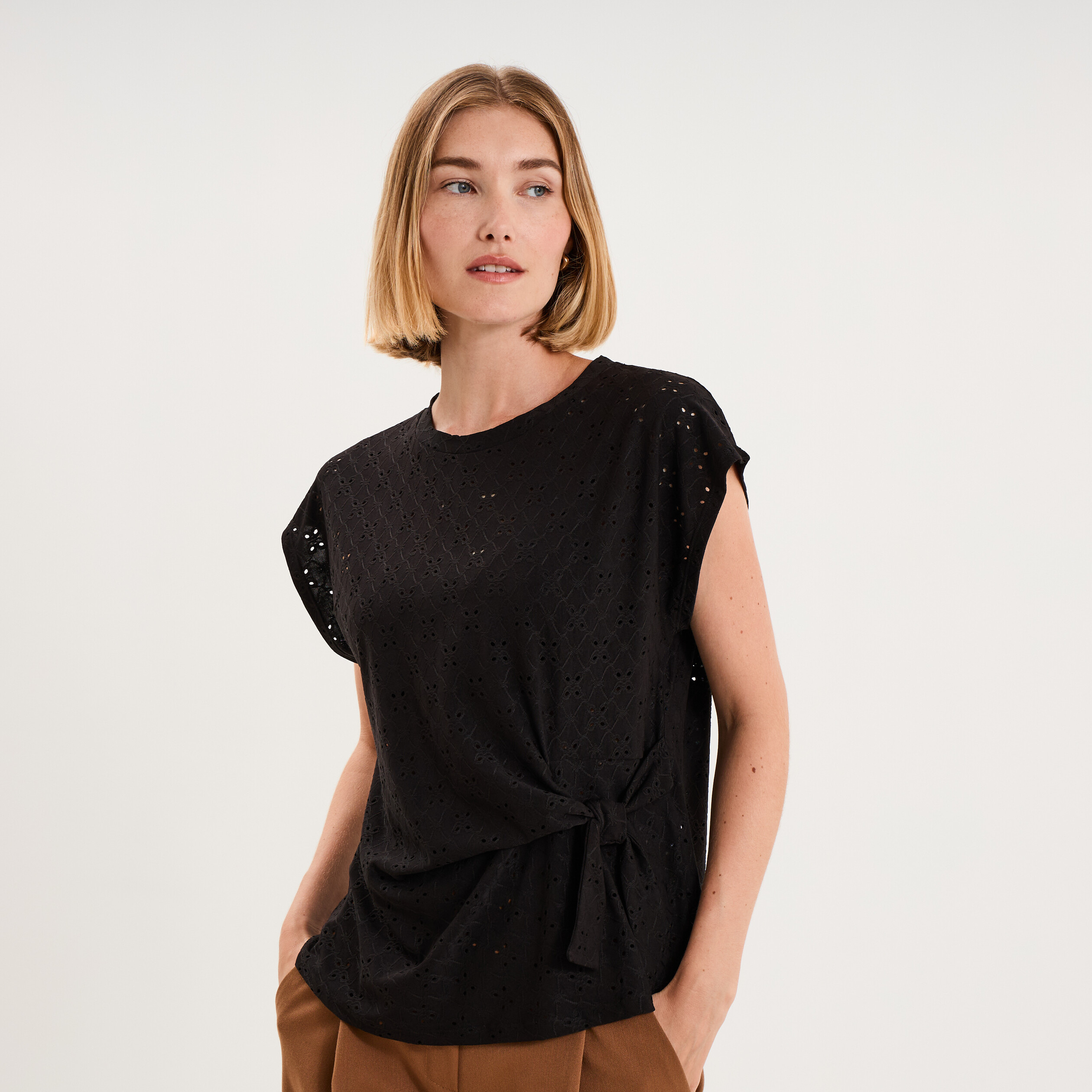 Top broderie anglaise nou&eacute; &agrave; la taille noir femme