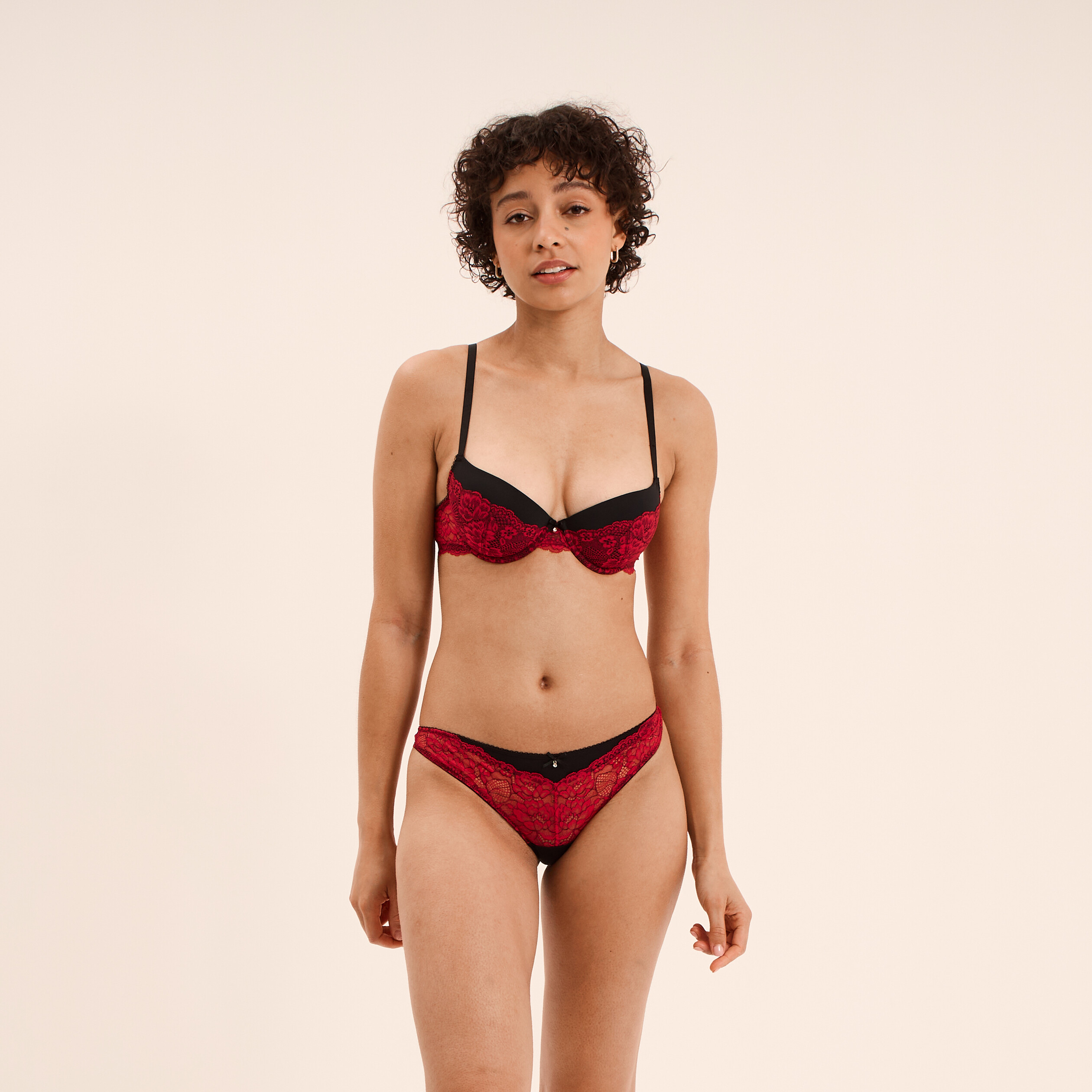 Tanga &agrave; micro dentelle rouge femme