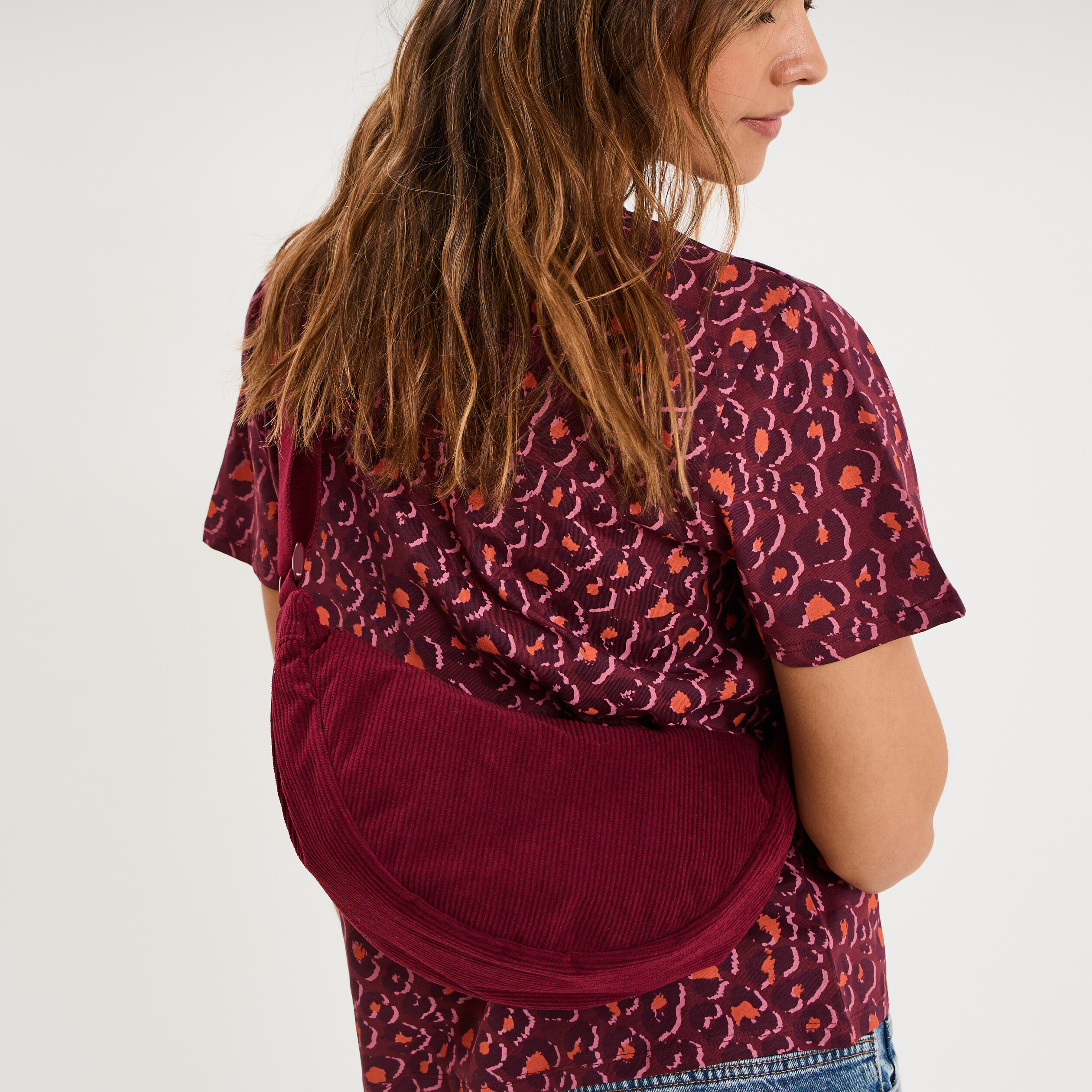 Sac banane effet velours c&ocirc;tel&eacute; bordeaux femme