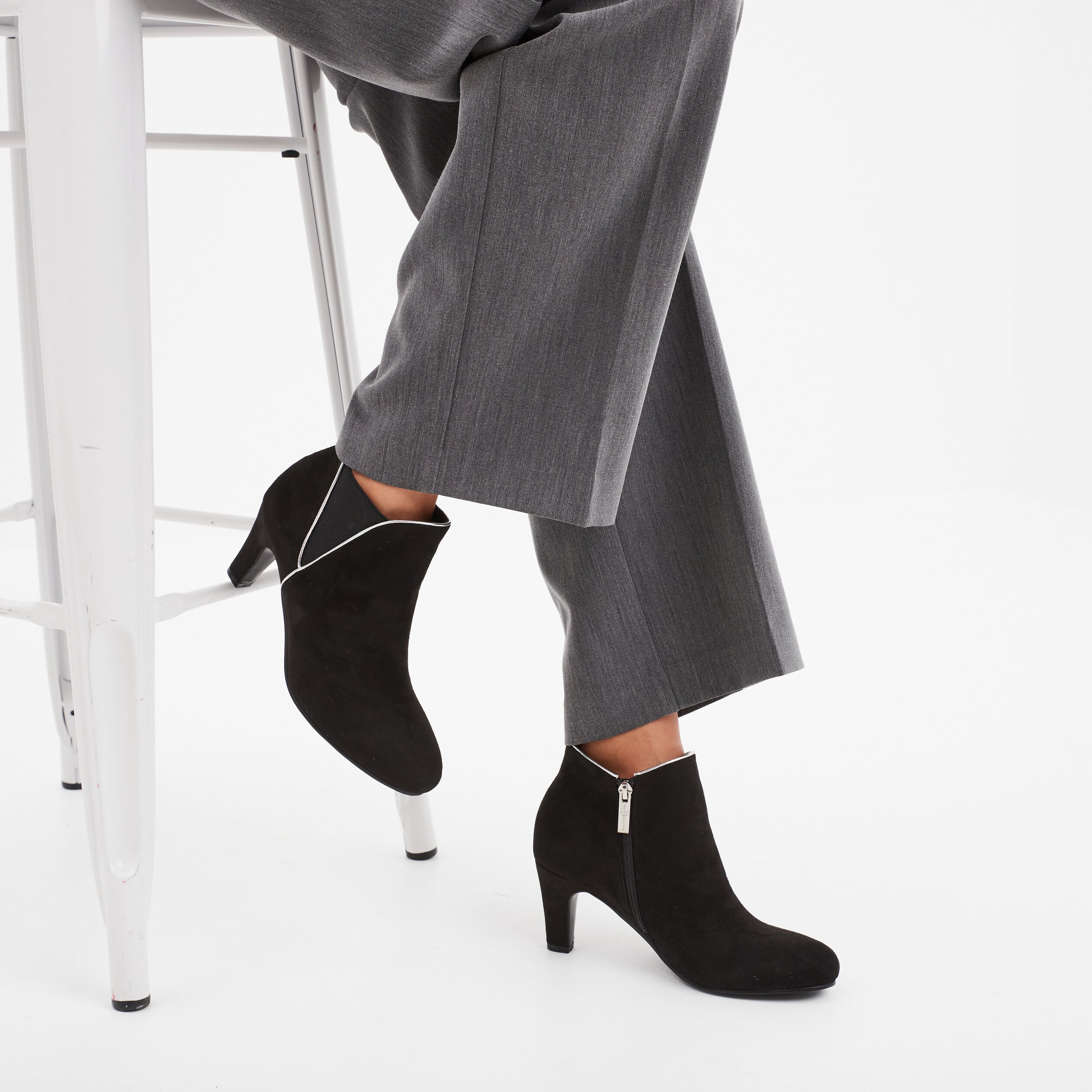 Bottines aspect daim &agrave; talons noir femme