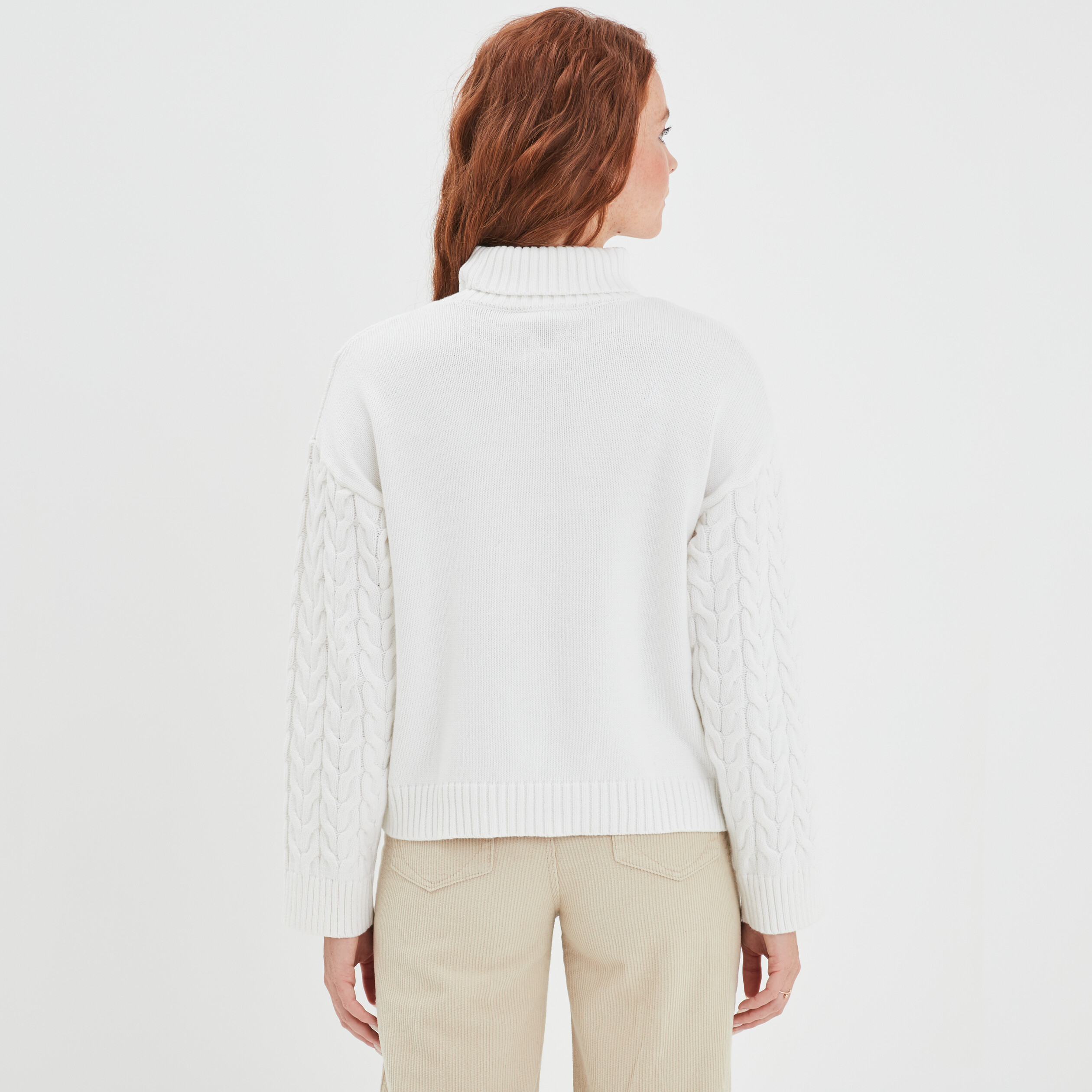 Pull col roulé à torsades court blanc femme