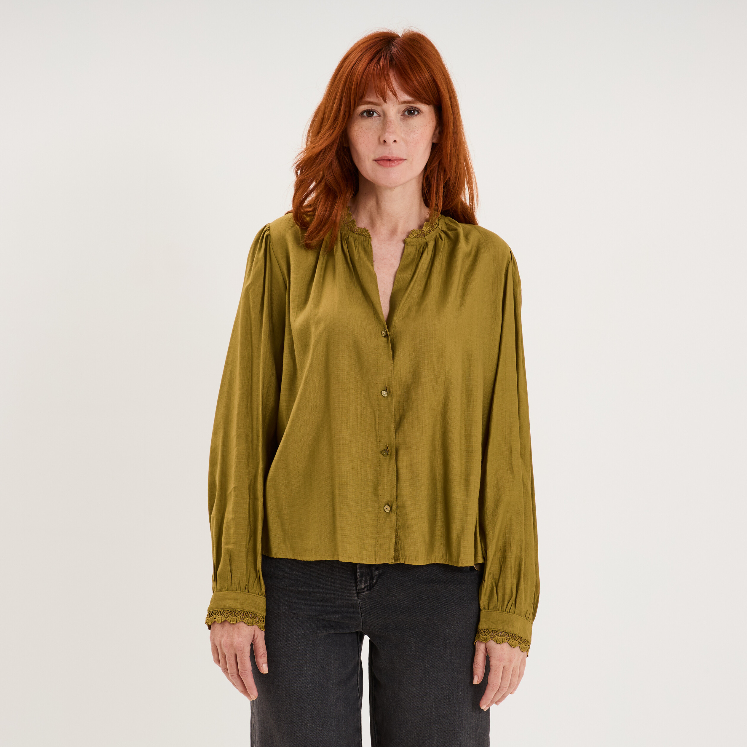 Blouse manches longues col dentelle vert olive femme