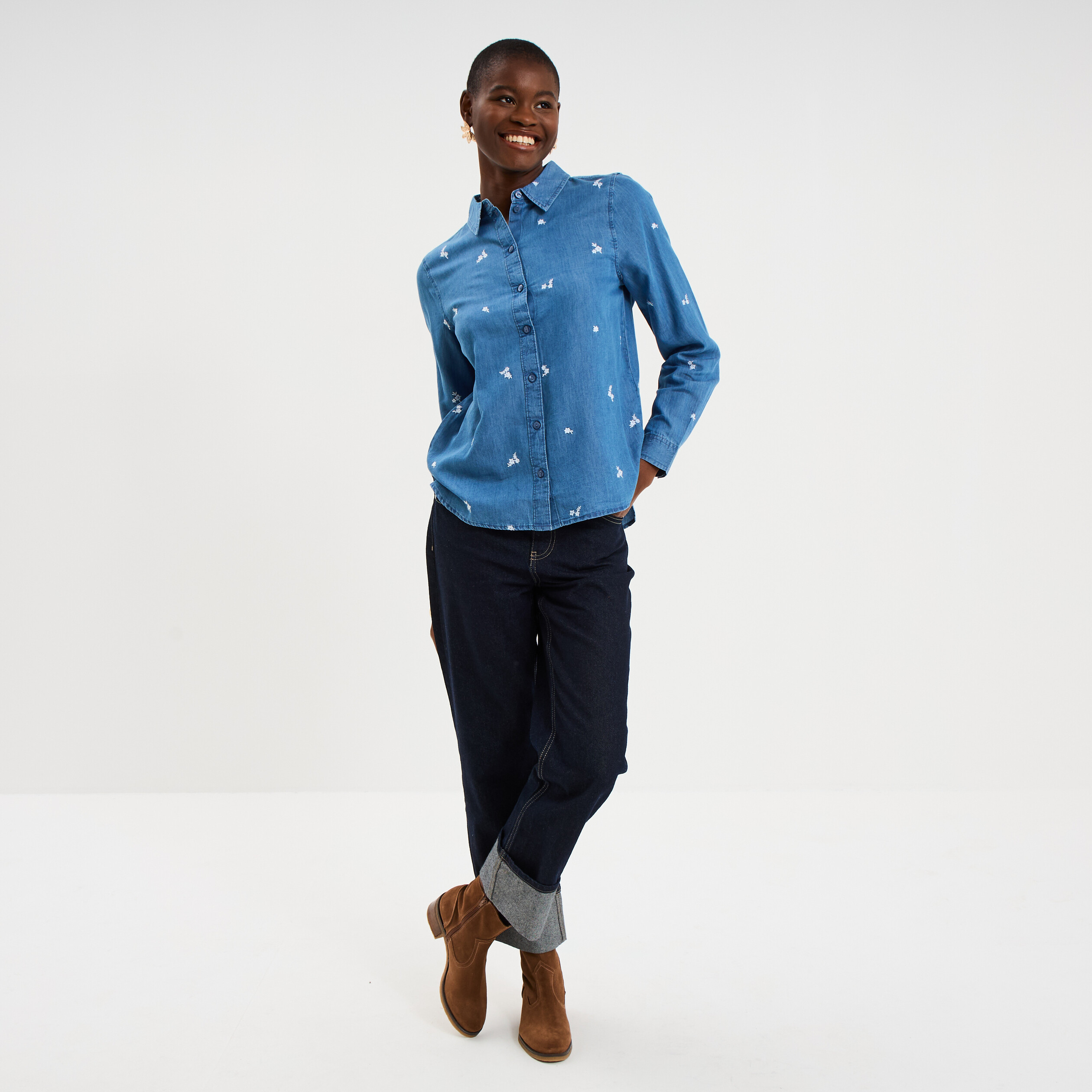 Chemise en jean brod&eacute;e bleu femme