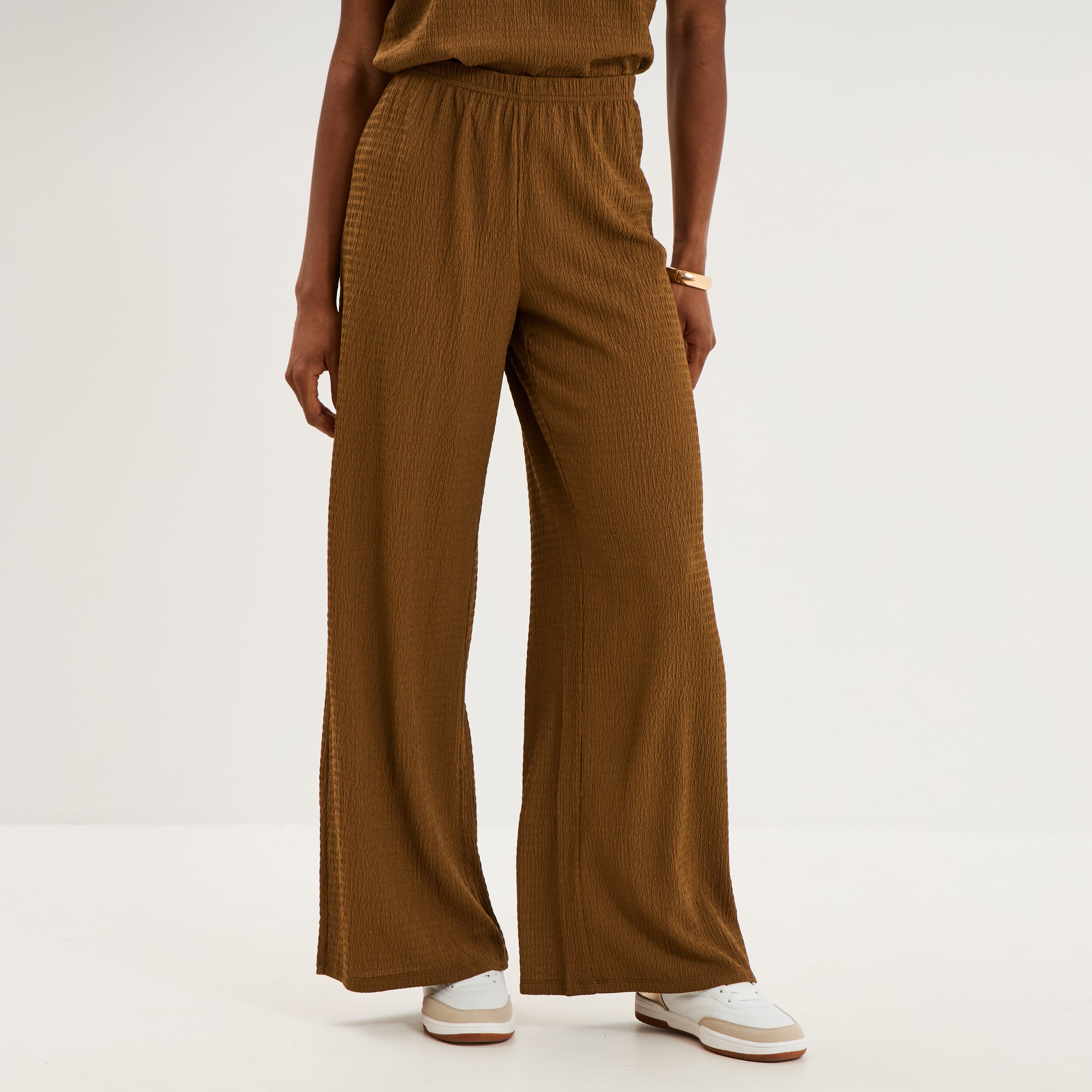 Pantalon effet gaufr&eacute; fluide beige femme