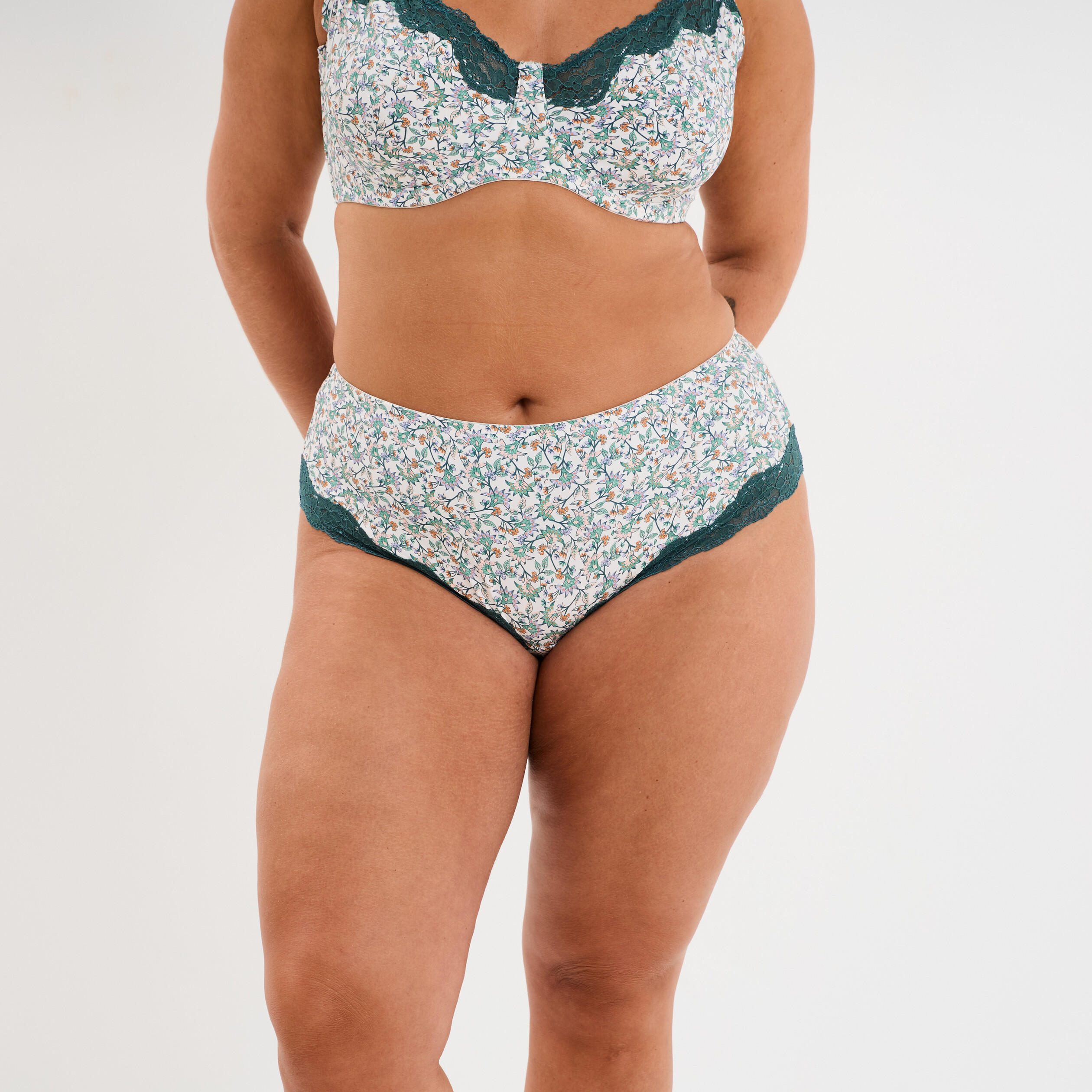 shorty microfibre ecru femmegt Shorty microfibre ecru femme grande taille