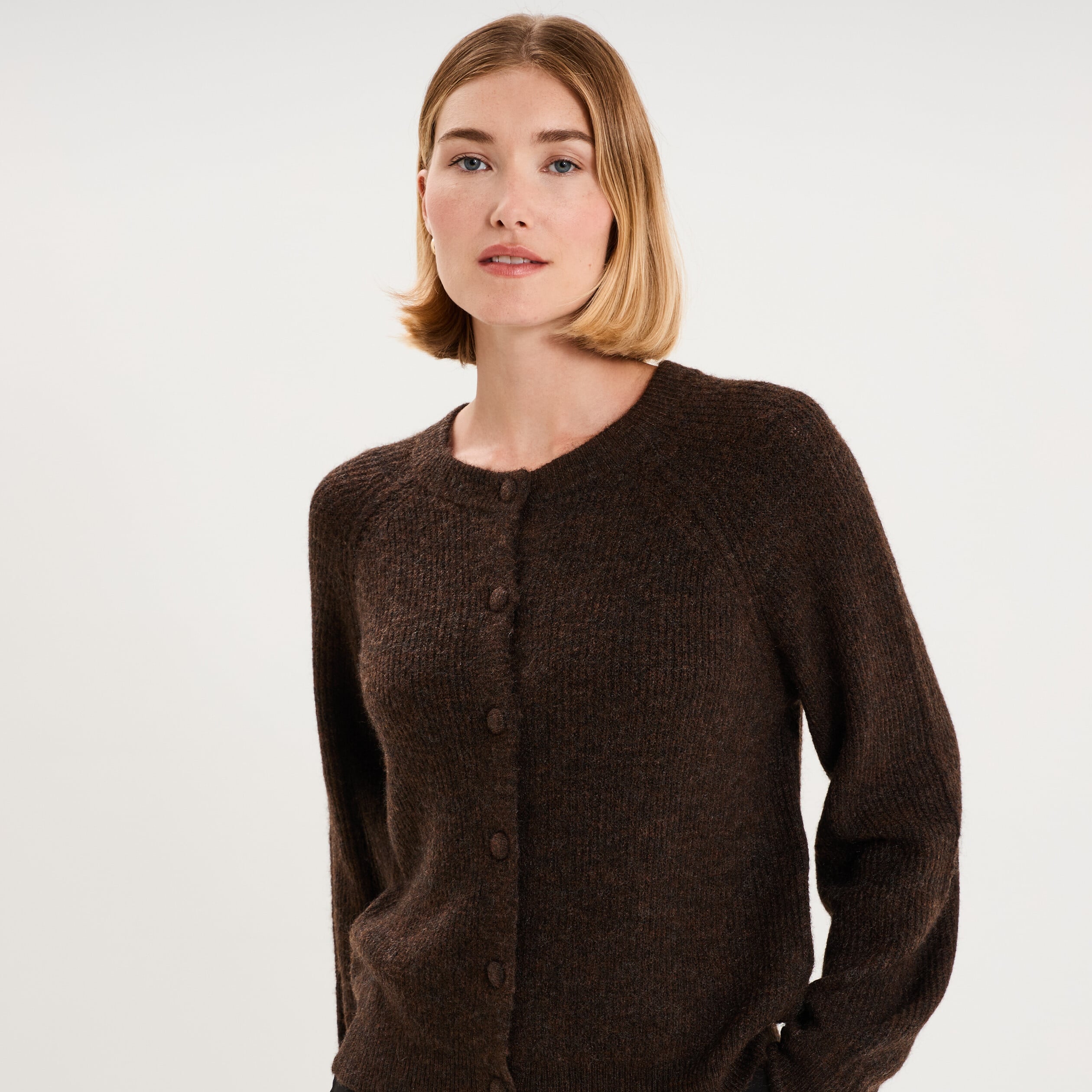 Gilet cardigan col rond boutonn&eacute; marron fonc&eacute; femme