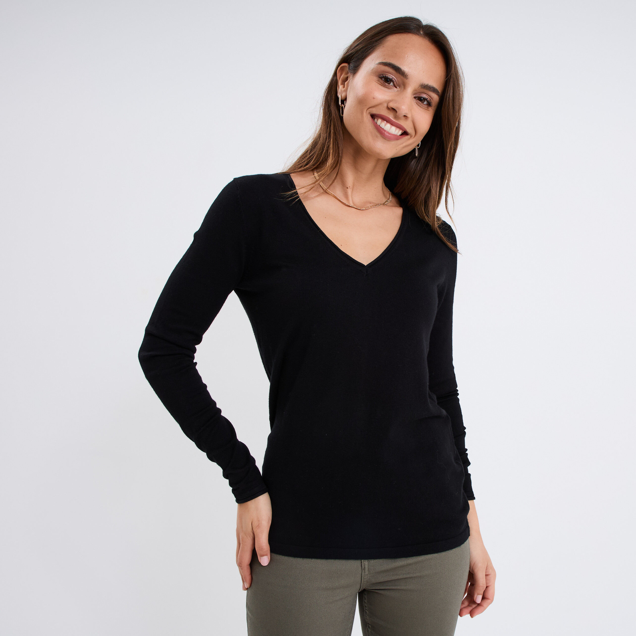 pull ajuste avec col en v noir femme Pull ajusté avec col en V noir femme