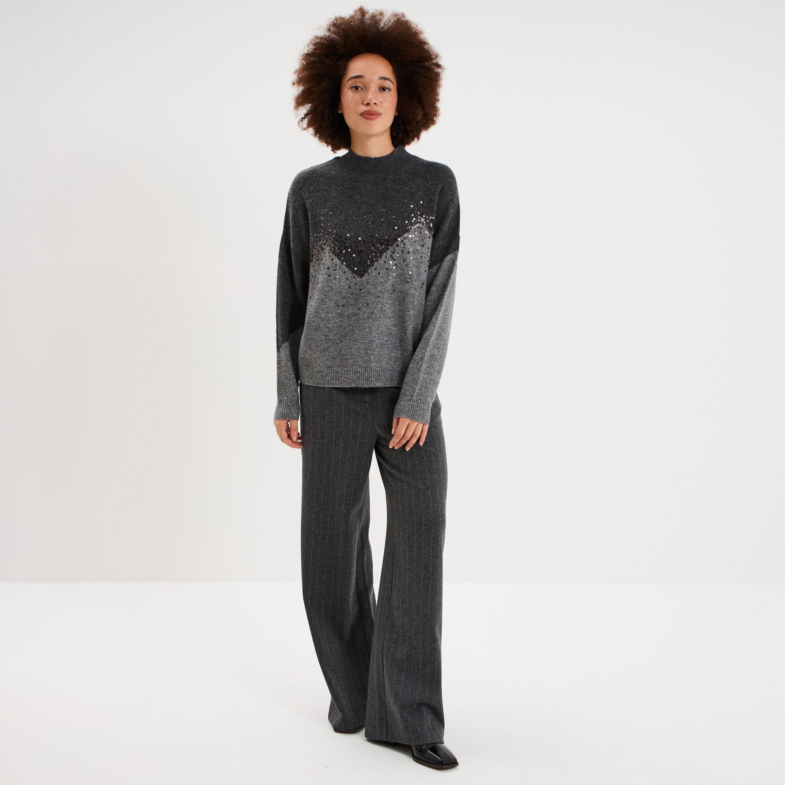 Pull col montant &agrave; sequins oversize gris fonc&eacute; femme