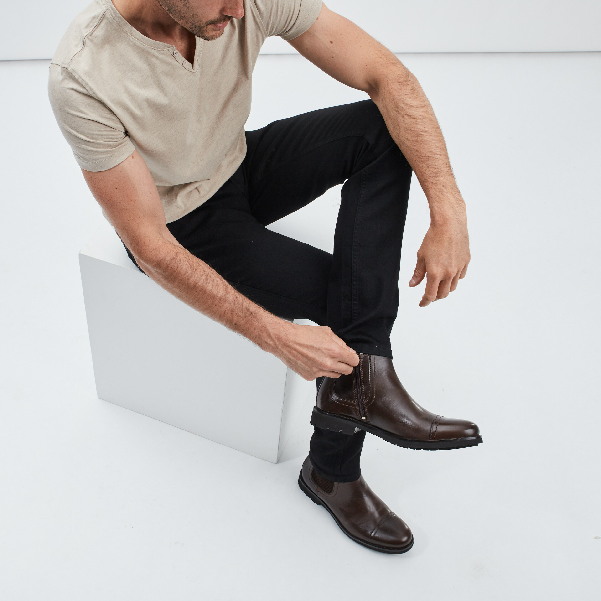 bottines chelsea en cuir a bout rond marron homme Bottines chelsea en cuir à bout rond marron homme