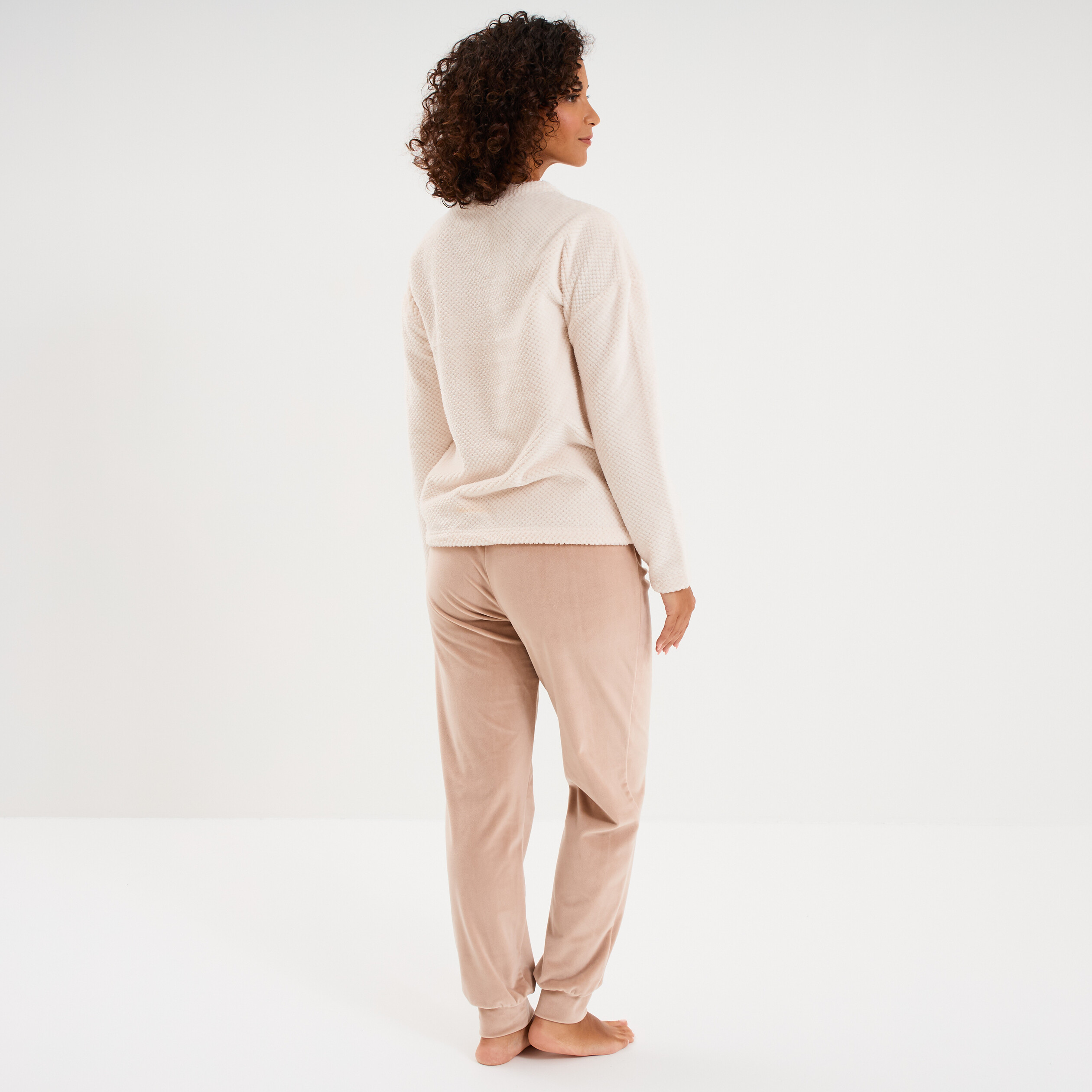 Ensemble pyjama pantalon et t-shirt creme femme